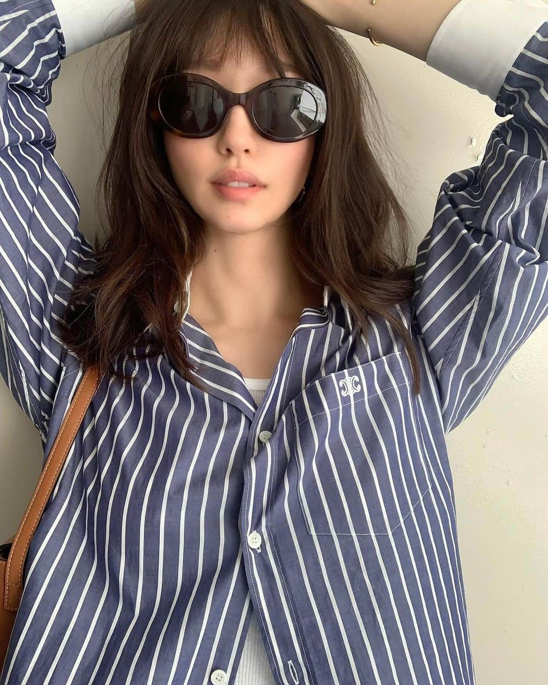 松島花さんのインスタグラム写真 - (松島花Instagram)「: 🧢Outfit👟 お気に入りのシャツ💙 土日も撮影すると📷 曜日感覚が無くなるな〜😗笑💭 : Shirt・Bag・Jewelry・ Sunglasses: CELINE Denim: RE/DONE Sneakers:CONVERSE CHUCK TAYLOR CAP: JOURNAL STANDARD relume #outfit #ootd #hanaoutfit  #fashion #花私服 #私服」5月30日 19時08分 - hana_matsushima_official