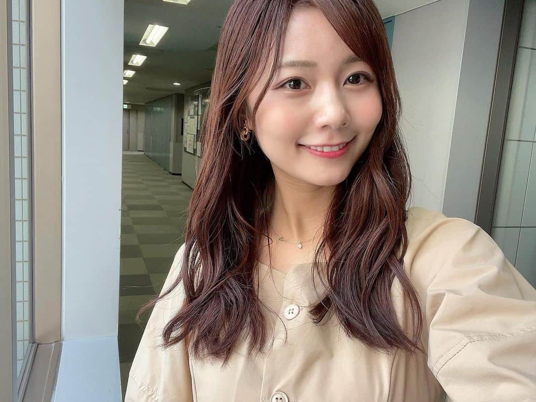 杉浦みずきのインスタグラム：「. 人生で初めて眉毛サロンに行きました✨ 整うし眉毛の周りもスッキリするし もっと早く行けばよかった、、笑 写真は今日の出番終わりの写真です☺️ 前髪伸びてきた ・ ・ @browbartokyo  #眉毛サロン #browbar」