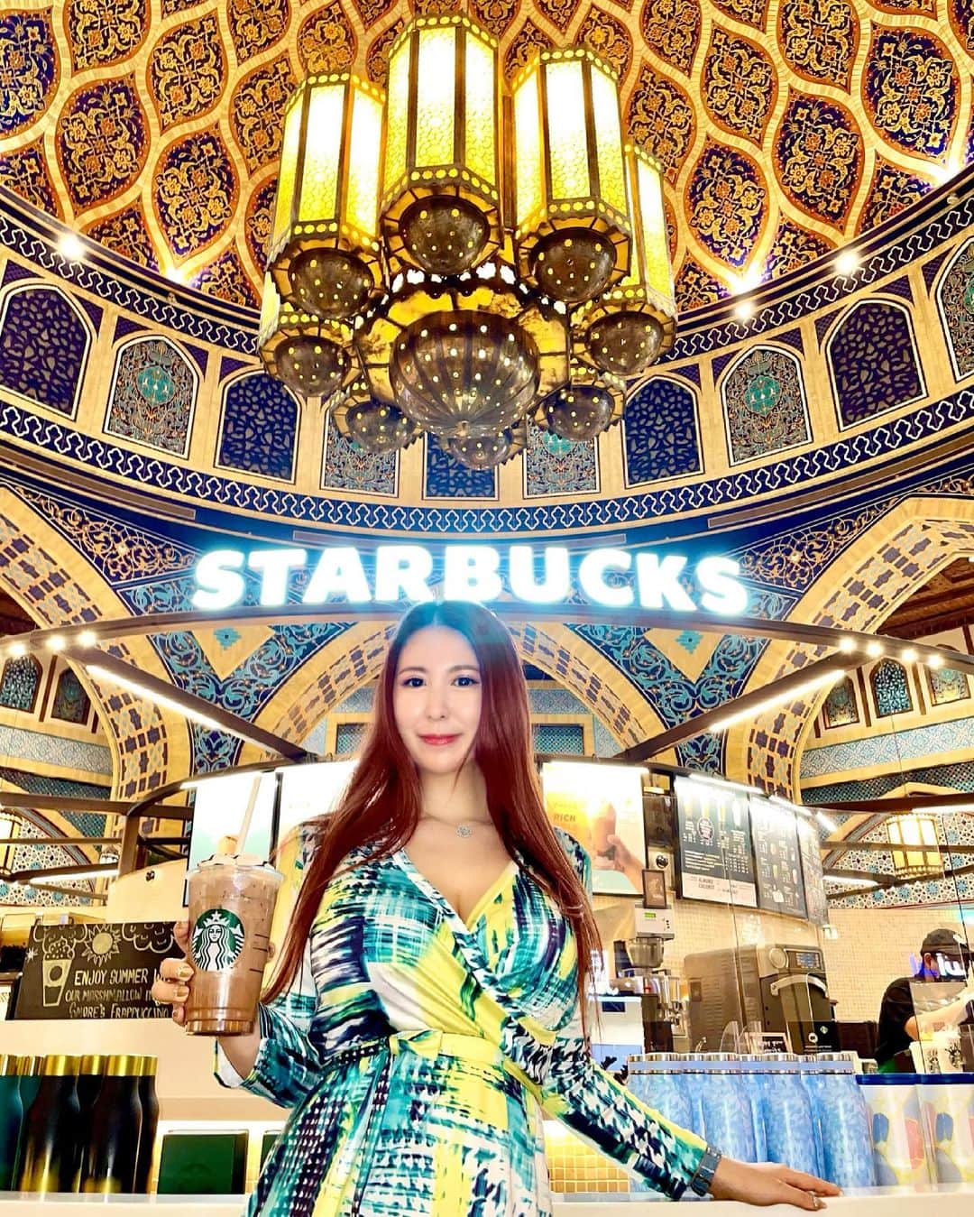ayuさんのインスタグラム写真 - (ayuInstagram)「𝗦𝗧𝗔𝗥𝗕𝗨𝗖𝗞𝗦☕️ I went to Starbucks, which is gorgeous like a palace.  This is in the Battuta Mall in Dubai🇦🇪 ・ 世界一ゴージャスなスタバ☕️👑 ここは一度訪れてみたかったので 行けて良かったです‼️  まさかショッピングモールの中にあるとは思いませんでした😳  こちらのモール名は @ibnbattutamall イブンバトゥータモールです🕌 @burjkhalifa ブルジュハリファから行く場合約30分くらいで着きます。  イブンバトゥータモールはペルシア🇮🇷、チュニジア🇹🇳、エジプト🇪🇬、アンダルシア🇪🇸、中国🇨🇳、インド🇮🇳をテーマに6つのエリアに分かれていて、旅してるみたいで楽しいです✈️  こちらのスタバはペルシア🇮🇷エリアです💁‍♀️ 本当にゴージャスな空間でした👑 ・ #ibnbattutamall#starbucksdubai#starbucks#starbuckslover#starbuckscoffee#gorgeouscafe#tabijo_cafe #visitdubai#dubaicafe#dubai🇦🇪#ilovedubai#cafelife#persia#dubailife  #世界一美しいスタバ#スタバ#スターバックス#ドバイ観光#海外スタバ#イブンバトゥータモール#ペルシャ#ドバイ女子旅#ドバイ旅行#星巴克」5月30日 19時32分 - ayu888ayu