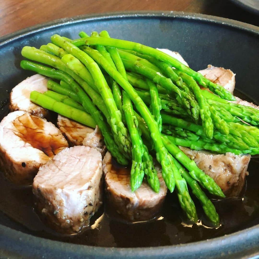 内田恭子さんのインスタグラム写真 - (内田恭子Instagram)「お友達と @accokatano さんのお料理レッスンへ。身体に優しい質の良い調味料と旬の野菜をたっぷり生かしたイタリアンは、絶妙な味付けで、お腹が重くならないからいくらでも食べられてしまう！テキトークッキングの私には、目から鱗のコツもたくさん学べて、いい時間。  Italian cooking class held by @accokatano. Lots of healthy veggies and great quality seasoning and oil! Sooo good❤️  #apeyacucina #italian #cookingclass #お料理教室 #イタリアン #内田恭子 #kyokouchida」5月30日 19時35分 - kyoko.uchida.official