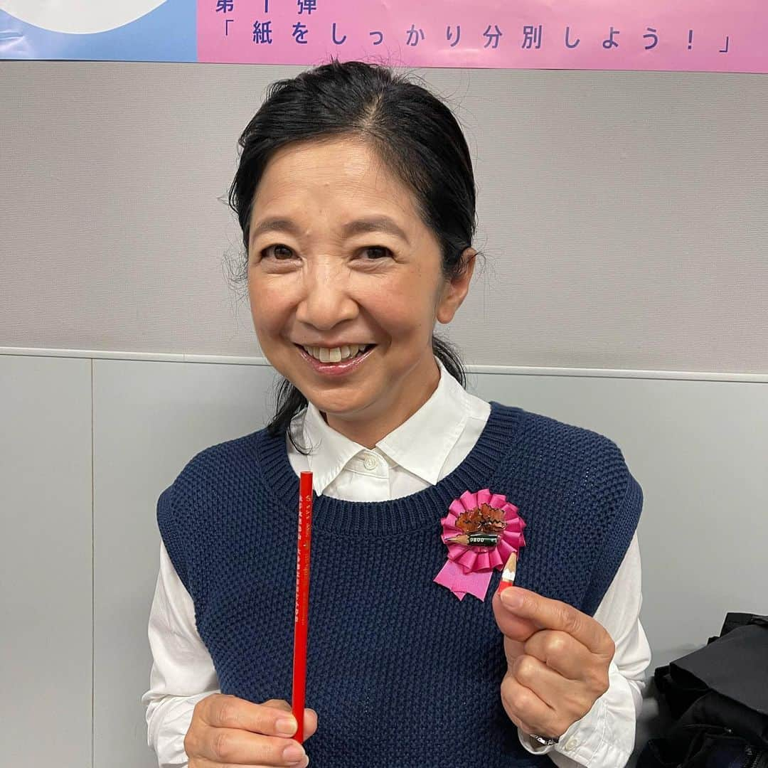 宮崎美子さんのインスタグラム写真 - (宮崎美子Instagram)「皆さん、こんにちは。  なぜ、私は鉛筆を持っているのでしょうか？  はい、本日のTBSラジオ『文化の泉』では、昭和の文房具の話をします。  長い方の赤鉛筆は、大分の小学校に通っていた時に何かの記念でもらったものです。  そして、短くなった小さな方の赤鉛筆は、現在、私が台本にチェックしたりする用に使っているものです。  そろそろ限界かな〜と思いつつ、現在放送中のドラマ『リコカツ』の台本もこれでチェックしています。  ラジオ『文化の泉　昭和の話』は、TBSラジオでは、日曜日23時からです。  radikoでもどうぞ聞いてください。  ドラマ『リコカツ』は、7話は見ていただけましたでしょうか？  また、来週8話もお楽しみ！  #tbsラジオ #文化の泉ラジオで語る昭和の文化 #文房具 #リコカツ」5月30日 19時39分 - miyazakiyoshiko.official