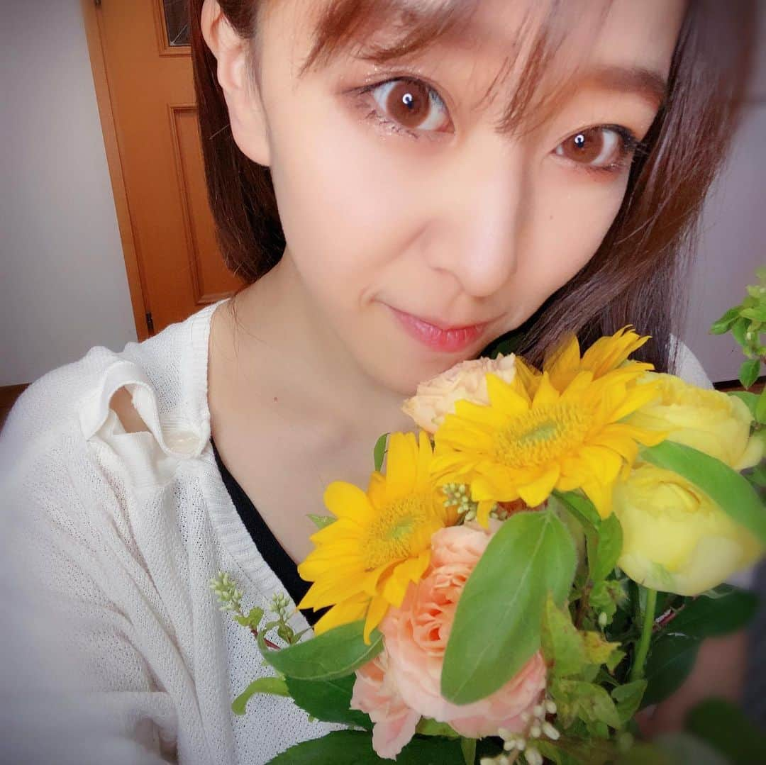 中冨杏子さんのインスタグラム写真 - (中冨杏子Instagram)「.*･ﾟ　.ﾟ･*.🌼.*･ﾟ　.ﾟ･*.  大好きな向日葵😊  お部屋にお花があると ホンワカしますね✨  #向日葵 #花束を #お祝い #感謝 #お花のある暮らし  #ブーケ #本日オンラインノミ #オンラインノミ4  #私生きてますからね  #けいちょんチャンネル  #笑った  #中冨杏子」5月30日 19時43分 - anko_nakatomi