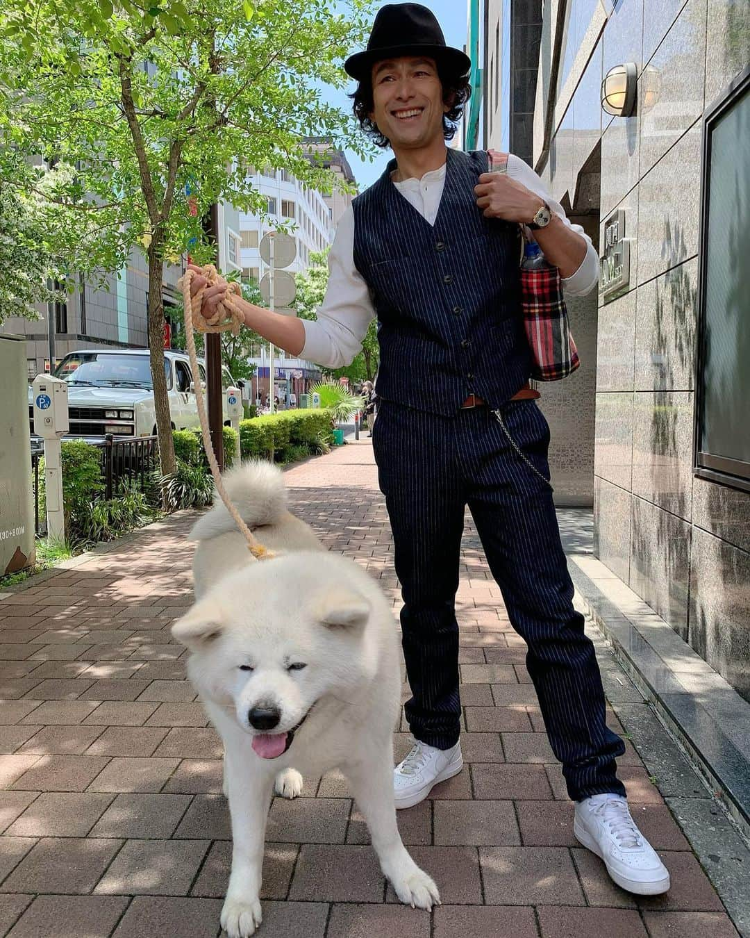 ネメシスさんのインスタグラム写真 - (ネメシスInstagram)「★ まだ続く、マーロウコラボ🐶❤️ 栗田社長×マーロウ🐕🚶‍♂️  お散歩するシーンはなかなかないので こちらはレアなオフショット📸🙌 #お散歩バッグも栗田らしさアリ #ヒップホップなキーホルダー #江口さんのこだわりのバッグ  今日はマーロウとアンナの 初対面のシーンもあるので 探偵事務所ネメシスの歴史が 紐解かれるお話でもあります🕵️‍♂️ #栗田探偵事務所でるよ #探偵歴10年の栗田でるよ #今よりだいぶ探偵っぽいよ  8話までもうすぐだー🙌 その前に『おしゃれイズム』も見なきゃ☺️💛  #ネメシス #広瀬すず #櫻井翔 #江口洋介 #勝地涼 #中村蒼 #富田望生 #仲村トオル #真木よう子 #石黒賢 #山崎紘菜 #大島優子 #上田竜也 #橋本環奈 #奥平大兼 #加藤諒 #三島あよな #南野陽子 #入江悠」5月30日 19時47分 - nemesis_ntv_