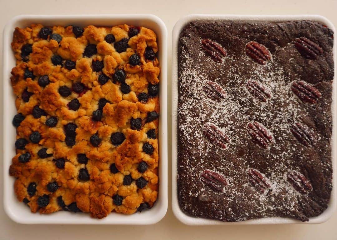 のインスタグラム：「*.  作りたかったケーキがあったんだけど材料が揃わず安定のクランブルケーキを、、、🫐 *. ＊ブルーベリーのクランブルケーキ ＊キャラメルとピーカンナッツのファッジブラウニー *. まさかまさかの期中人事異動が発令しまして、まだ信じたくないけどそろそろ現実をしっかりと受け止めなきゃいけないと職場女子のみんなに食べてもらう最後のケーキを♡ ブラウニーにはキャラメルクリームと刻んだピーカンナッツ、そしてチョコチップまで忍ばせたのでずっしり贅沢な仕上がりになりました😘 クランブルケーキには大好きなカルダモンを入れてラムもたっぷり♡ 美味しく食べてもらえますように♡  *. 異動したくないなーって毎日のように思ってるんだけど、ポジティブな気持ちに切り替えなきゃ！って焦り始めた今日😂 まぁ、なんとかなるかーと思ってるんだけどやっぱり淋しいよね😢 今より時間も出来そうなので、やりたいことを叶えるべく動き始める時期なのかな、と少し楽しみでもある♡ *. *. *. #お菓子作り#野田琺瑯#おうちカフェ #🫐#🍫#🍰」