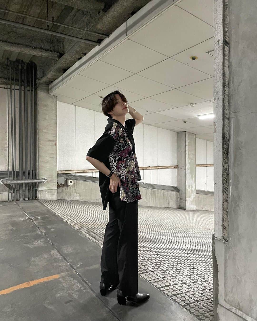 亮のインスタグラム：「撫で肩ってもう治らんですか？」
