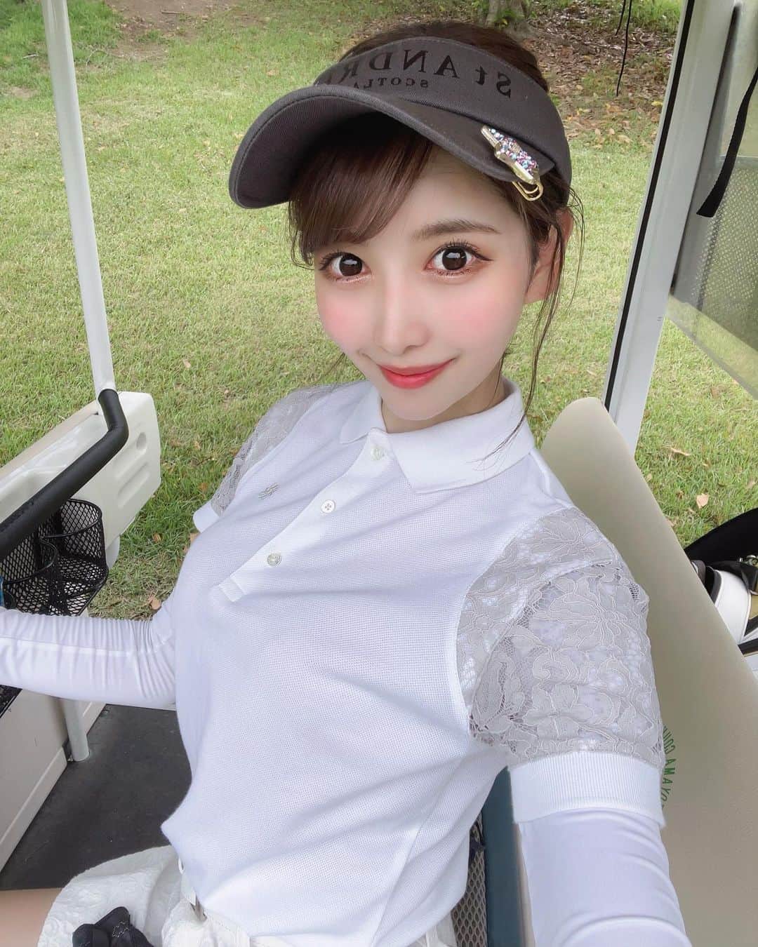 MAYUさんのインスタグラム写真 - (MAYUInstagram)「. ホワイトコーデ🤍✨ @standrews_jp  肩のレースが可愛いんだけど、中にUVカットの長袖着ちゃったから見えにくいかな🥺 腰のバラがかわいい🌹💕 以前載せた黒の、色違いコーデ🤍 . すごく天気が良くて、日陰が天国やった😇笑 顔真っ赤っか、、🤭 . スコアはまた載せようっと☺️ . #ゴルフ女子#ゴルフ初心者#ゴルフ#ゴルフウェア#ゴルフコーデ#ゴルフ好き#ゴルフ好きな人と繋がりたい#ゴルフ女子コーデ#自撮り#自撮り女子#ホワイトコーデ#セントアンドリュース#standrews#golf#golfstagram#golfwear#golfgirl#golflife」5月30日 20時34分 - mayu.kina_golf