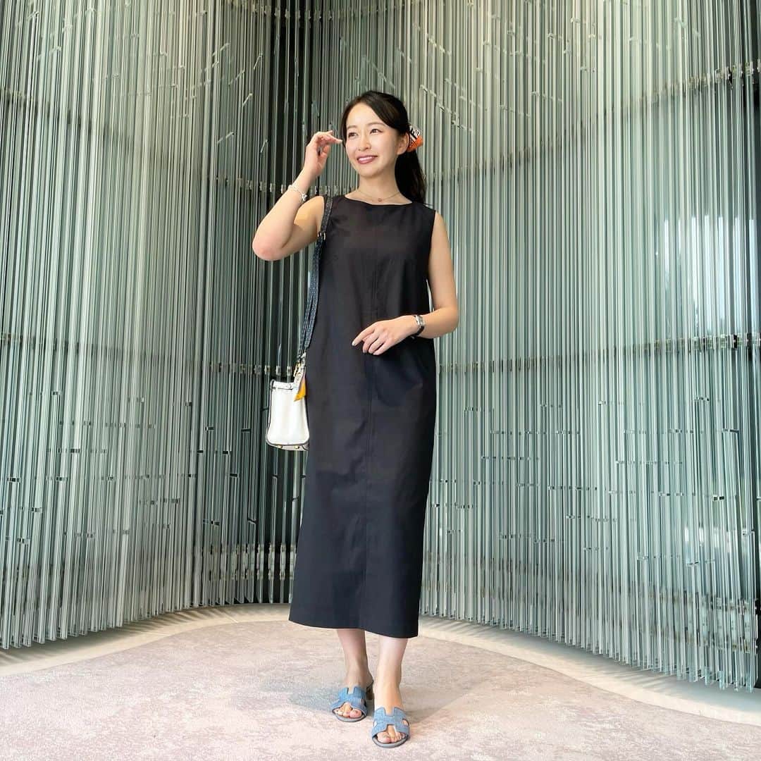 岩間恵のインスタグラム：「暑すぎて、早くも ノースリーブデビューしました◎  このワンピースは @plst_official 👗  #微妙な半袖焼け #せっせとケア中 #PLST #プラステ #100STYLE #FENDI #ラッピー」