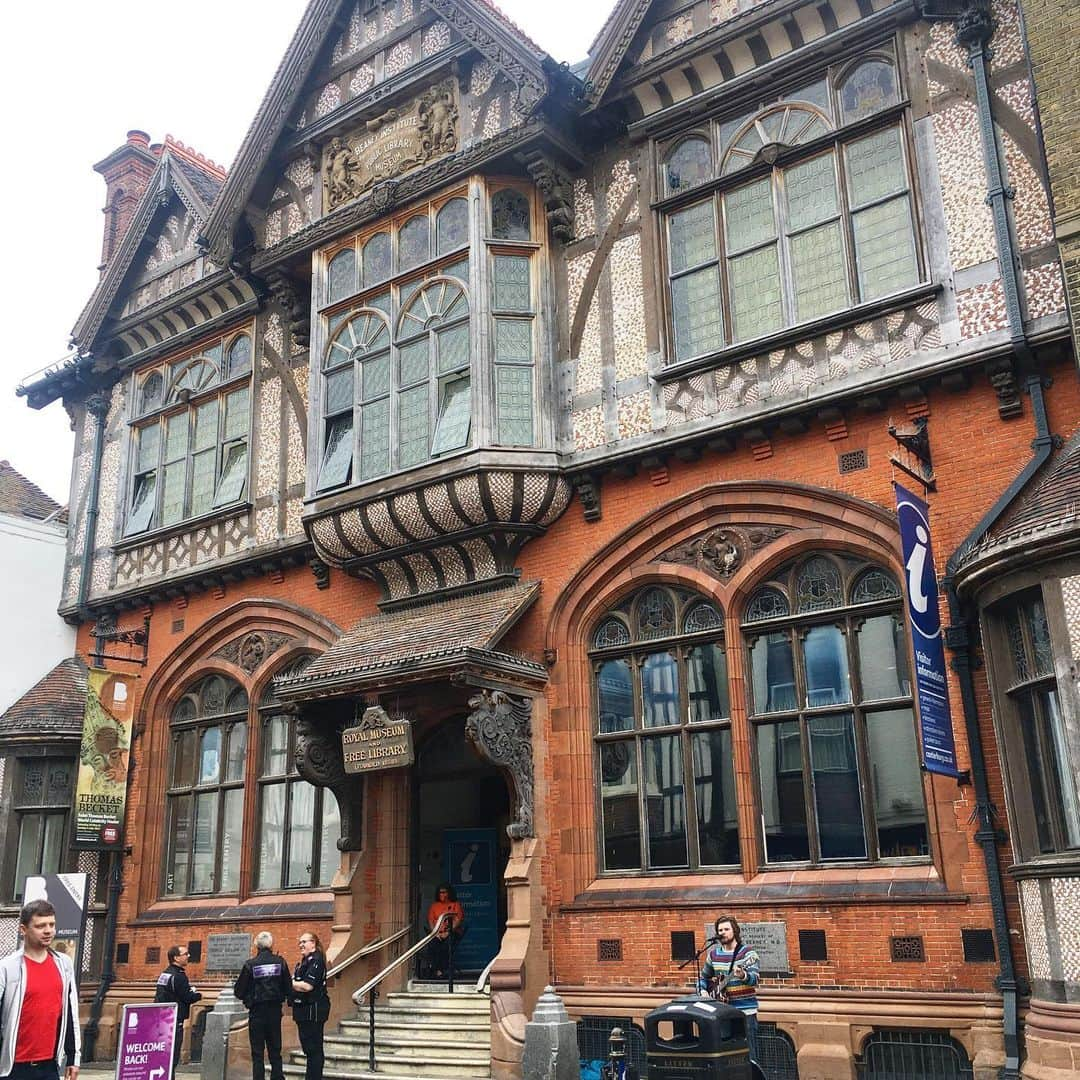 渡辺枝里子さんのインスタグラム写真 - (渡辺枝里子Instagram)「【ケント州 / カンタベリー日帰り旅🇬🇧🚃】  グレート・スタウタ川と城壁に囲まれた、典型的な中世都市のカンタベリー。  この小さな街で、 可愛らしいチューダー様式の建物を眺めながらハイストリートを歩くと、イタリアのヴェネツィアを思わせる風景に遭遇し、  (その脇の建物はなんと1500年に建てられたものでした😵✨ちなみにイギリスのリトルヴェニスと呼ばれているそうです🇮🇹)  可愛らしいハイストリートを抜けたところには、圧倒的な存在感のウェストゲートタワー。  普通に車が通り抜ける風景がまた面白いし、  小道からひょっこり頭をのぞかせる世界遺産、 "イギリスで天国に1番近い場所"と呼ばれるカンタベリー大聖堂は、思わず足を止めてしまう存在感。  イギリスにおけるキリスト教の総本山であるカンタベリーは、深い歴史がぎゅっと凝縮された街。  ロンドンから電車でたった1時間半〜2時間で全く違うイギリスに出会えて、  街歩きの時点で既に感動🇬🇧🥺 * * * * * #london #uk #canterbury #londonlife  #londondiaries #littlevenice  #ロンドン　#イギリス　#カンタベリー　#ロンドン日記　#海外　#海外生活　#ロンドンライフ　#リトルベニス #ケント州 #渡辺枝里子」5月31日 8時21分 - eriko_watanabe_21