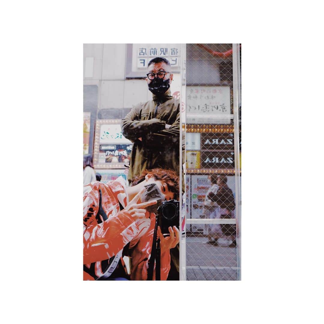 のインスタグラム：「𝐆𝐄𝐍𝐈𝐂 vol.59  小関裕太 写真連載「スキ」  今回のテーマは『人』。 ずっと撮らせていただきたいと思っていた #長谷川忍 さん(@sissonne_hasegawa )。 今回も撮影だけでなく、ページ編集もやらせていただいたのだけど、アイデアが溢れまくって、あちゃこちゃ行きそうになって 最終的にはなんとかクールなページに仕上がりました。  いつもは2ページのところ、今回は4ページ！ 2ページで描ける世界と4ページの世界はだいぶ違いますね。 自信作。ぜひご覧ください  #GENIC @genic_mag   #小関裕太」