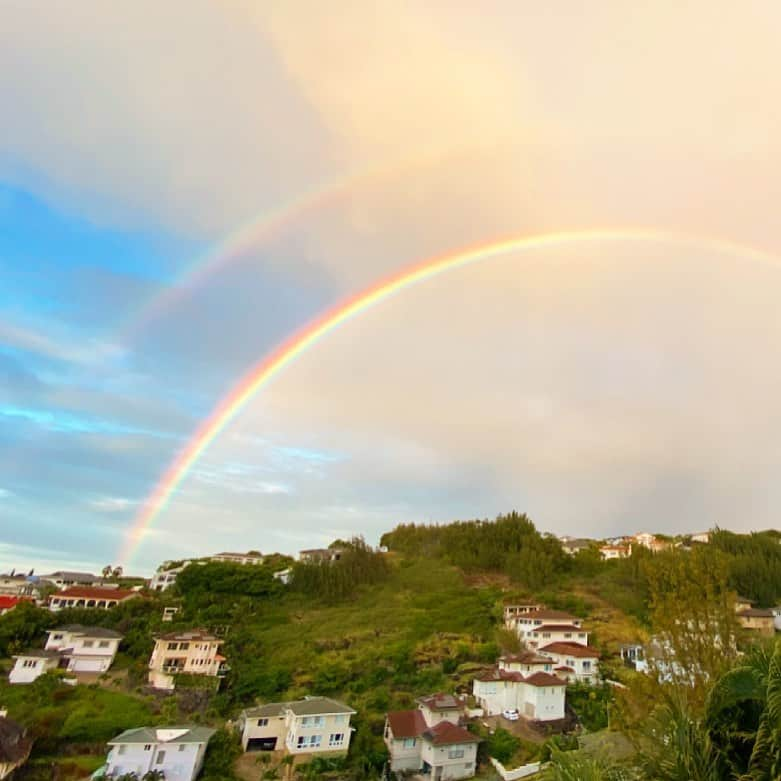 マキ・コニクソンさんのインスタグラム写真 - (マキ・コニクソンInstagram)「Good morning from Hawaii!!🌺 朝一に虹ちゃま🌈🌈が 顔を出してくれました！😊  今日の虹ちゃまは華奢で可愛かった！ 早起きすると良い事があるね！ 昔の人の言う事は間違ってない！ “早起きは三文の徳” まさにその通り！☝🏼  今日は一日中家でゴロゴロする My day off !! たまにはいいね！ 久々にUber Eatsしよっと！🚗💨  Netflix観ながら 何食べようかなぁ？🤗  小さな喜び大きな幸せ！❤️❤️ 大切だよね！😁  今日もAlohappyで過ごそうね！😄🤙🏼  #エアハワイ🌺  #ハワイのおすそ分け🤙🏼  #気持ちだけでもハワイ😊」5月31日 7時13分 - makikonikson