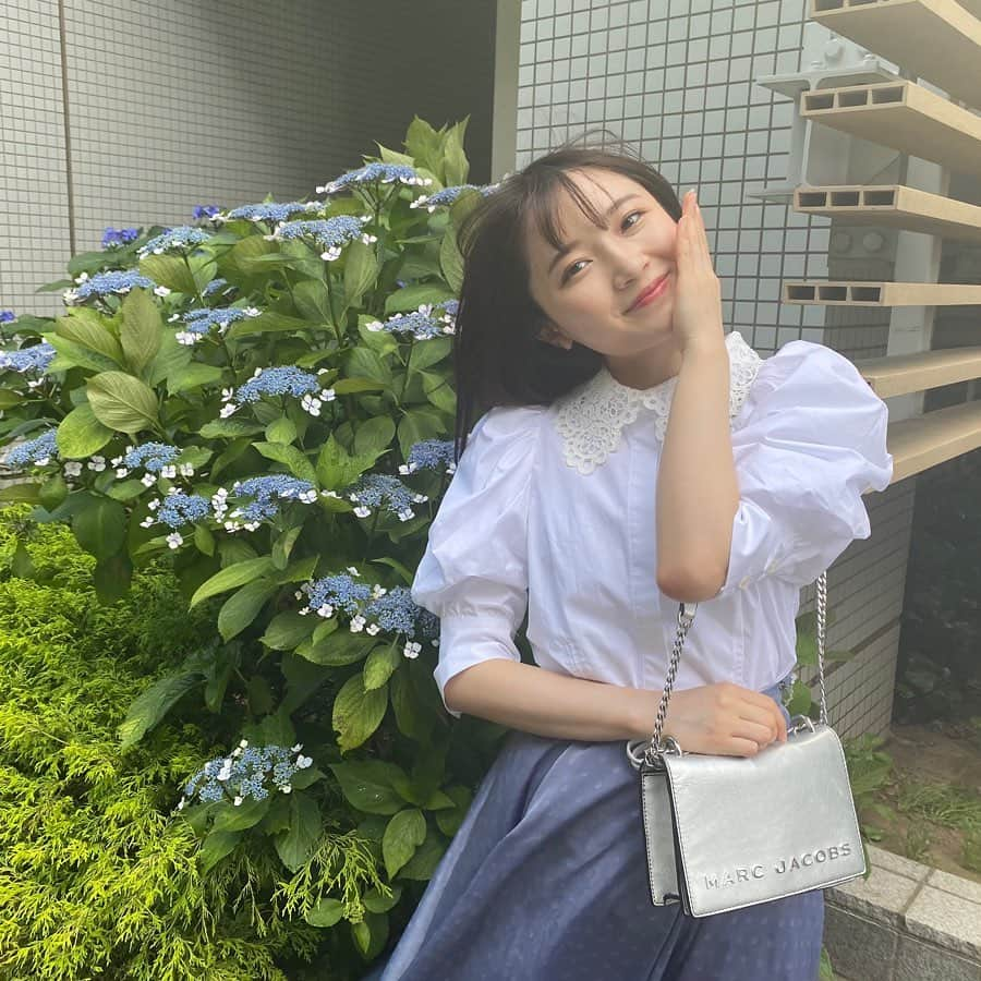 森戸知沙希さんのインスタグラム写真 - (森戸知沙希Instagram)「紫陽花だ！って思って写真撮ったけどあんま咲いてないね。笑  　　  　　  　　　 blouse/@snidel_official    　　　　　  　　　　　　 #morningmusume21  #helloproject  #モーニング娘21  #森戸知沙希  #あじさい  #紫陽花  #私服  #snidel  #ブラウス  #ちさきふく」5月30日 23時14分 - chisaki__morito.official