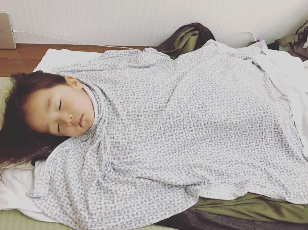 AIのインスタグラム：「静岡公演無事に終わりました✨✨✨来てくれた皆さんから沢山のパワーをもらいました✨✨✨最高に楽しい時間をありがとうございました✨✨✨また次回は一緒に歌えますように✨✨✨歌わせてもらえて感謝です！！！！！ Yesterday was my live at my Grandpa’s home town Shizuoka ✨✨✨I had a great time n hope everybody had a good time too✨✨✨昨日の自分の写メがなかったけど楽屋で寝てた息子の写メ があったのでこれにしときますっw ハクボーもお疲れ様でした✨✨✨  Thank you 静岡✨✨✨」