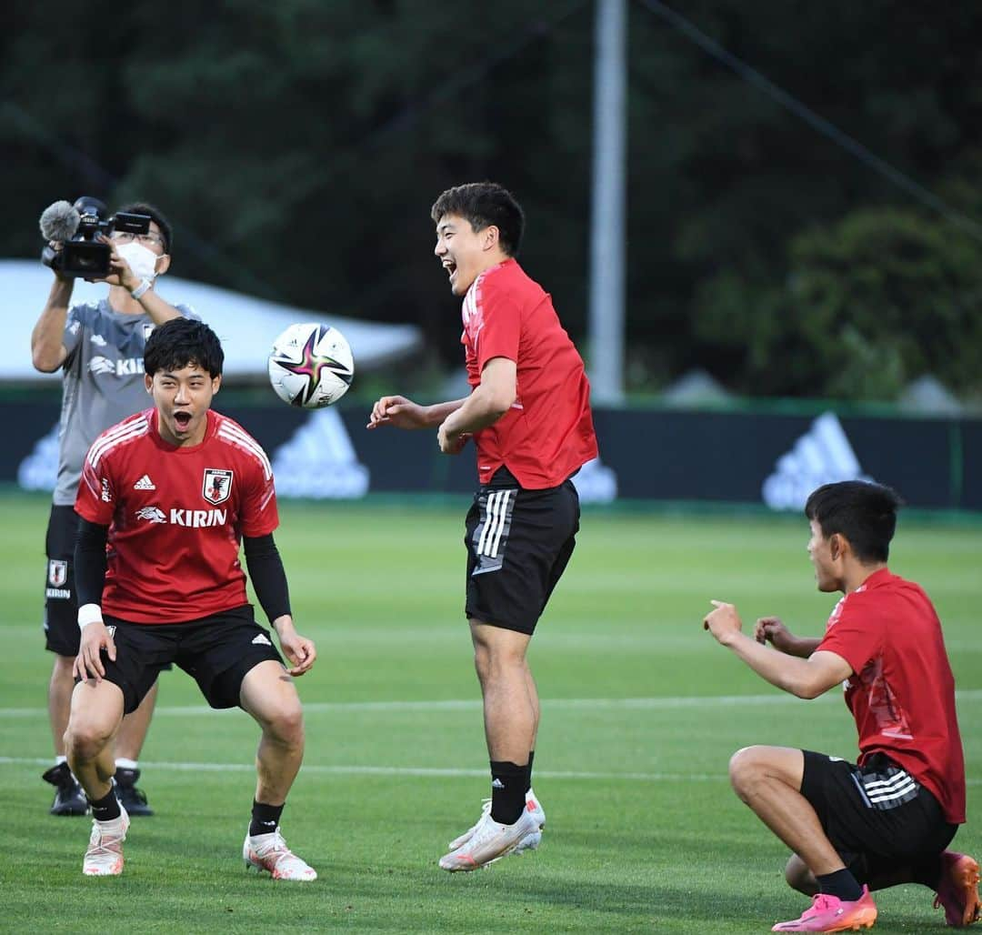 遠藤航さんのインスタグラム写真 - (遠藤航Instagram)「. Love Football 😆❤️🇯🇵⚽️ . #enjoy #fun #love #football #team #japan #⚽️ #🇯🇵 #サッカー #日本代表 #サムライブルー」5月30日 23時50分 - endowataru