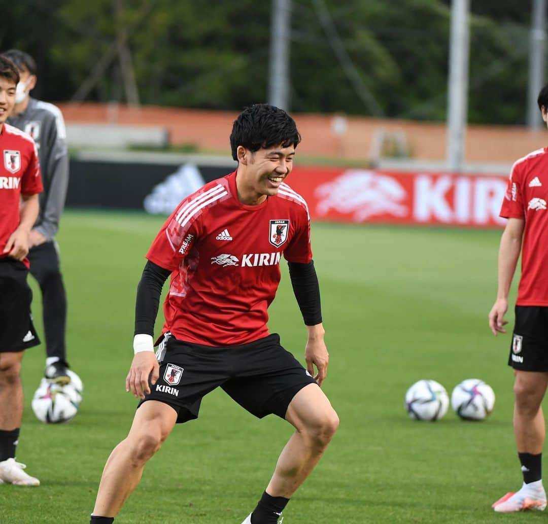 遠藤航さんのインスタグラム写真 - (遠藤航Instagram)「. Love Football 😆❤️🇯🇵⚽️ . #enjoy #fun #love #football #team #japan #⚽️ #🇯🇵 #サッカー #日本代表 #サムライブルー」5月30日 23時50分 - endowataru