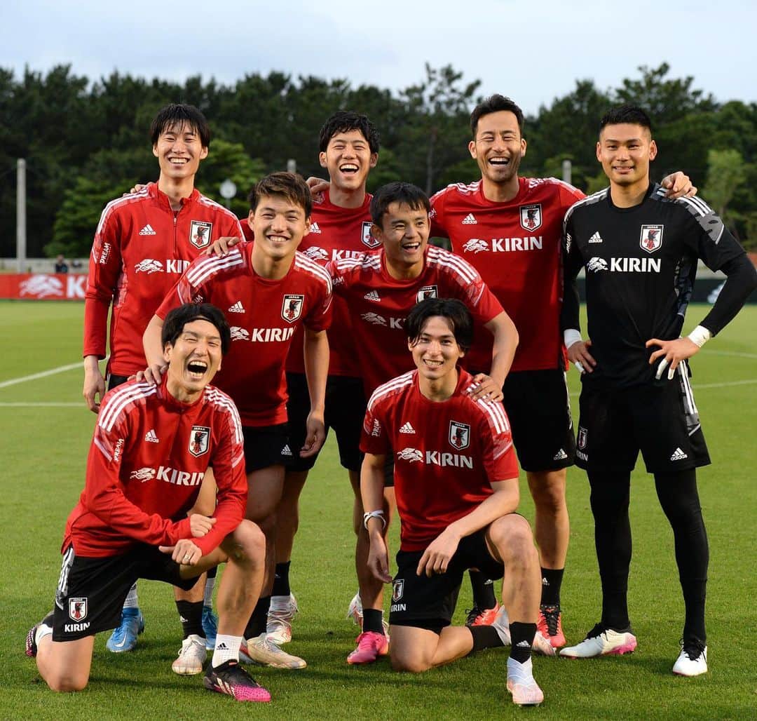 遠藤航のインスタグラム：「. Love Football 😆❤️🇯🇵⚽️ . #enjoy #fun #love #football #team #japan #⚽️ #🇯🇵 #サッカー #日本代表 #サムライブルー」