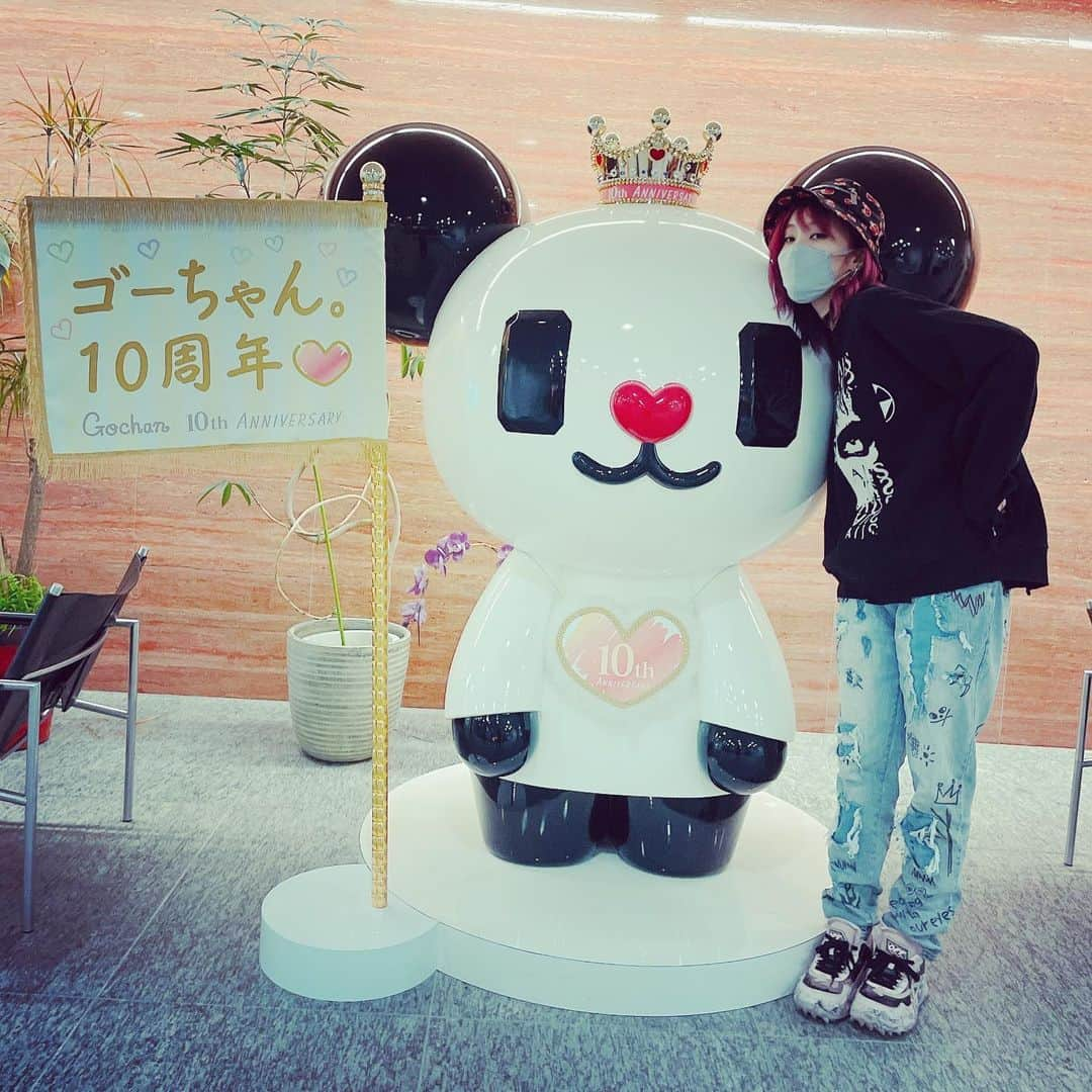 LiSAさんのインスタグラム写真 - (LiSAInstagram)「こだわりを注いで真剣に向かっているところを、見つけていただいている。届いている。というのは、本当にほんとうに嬉しく心強いこと。そこに込めた想いや愛情を読み取りながら音楽を聞いてくださったりライブを楽しんでいただけるというのは、本当に幸せなこと。 まだまだ真剣に歌に向き合って進んでいきます。よろしくおねがいします。  関ジャニ∞さん、古田新太さん、今井マサキさん、オーイシマサヨシさん、サバンナ高橋さん、足立梨花さん、皆様に手厚いあたたかいサポートいただきながら、とても熱心に大切に分析いただきました。私も精一杯お話したり歌ったりさせていただきました。とにもかくにも緊張したぁ〜‥🤮LiSAが10年作ってきた歌や音楽やライブを届けていただいて幸せです。まだまだ遊び続けよう #関ジャム　様　見届けてくれた皆様ありがとうございました。 #LADYBUG #LiSA10th」5月31日 0時06分 - xlisa_olivex