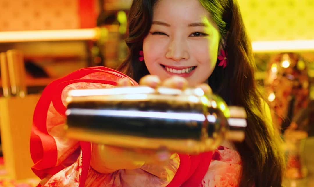 ダヒョンさんのインスタグラム写真 - (ダヒョンInstagram)「SHE LOOKS SO GOOD 🤍🤍🤍」5月31日 0時21分 - dahyun.news