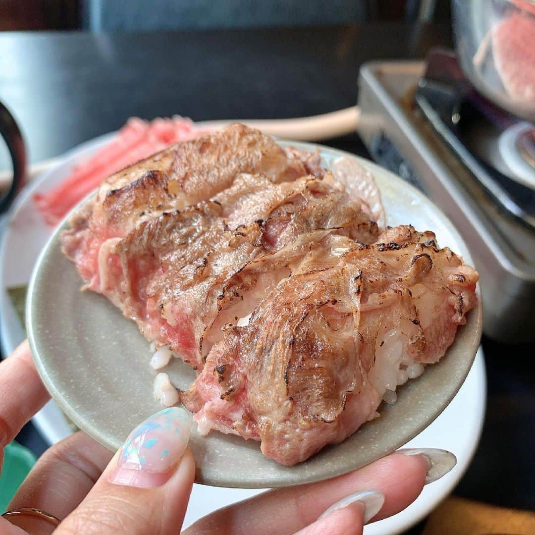 吉川ちかさんのインスタグラム写真 - (吉川ちかInstagram)「今日はひとりラムしゃぶ🥺💓 新宿で用事を済ませたから ラムしゃぶ金の目へ行ってきたよ！ . 相変わらずラムしゃぶうまっ👋 半ナマでも食べれるし くさみも無く美味しいの🥺💓 . 口の中でとろけてやばーい ラムしゃぶの炙り寿司も最高👋 . ラムしゃぶは金の目が大好き 食べ放題ってのも嬉しい！ . #ラムしゃぶ#ラムしゃぶ金の目 #ラムしゃぶ専門店 #ラム肉#ラム#ヘルシー#新宿グルメ#新宿ディナー #新宿三丁目グルメ」5月31日 0時30分 - yoshikawachika_1116