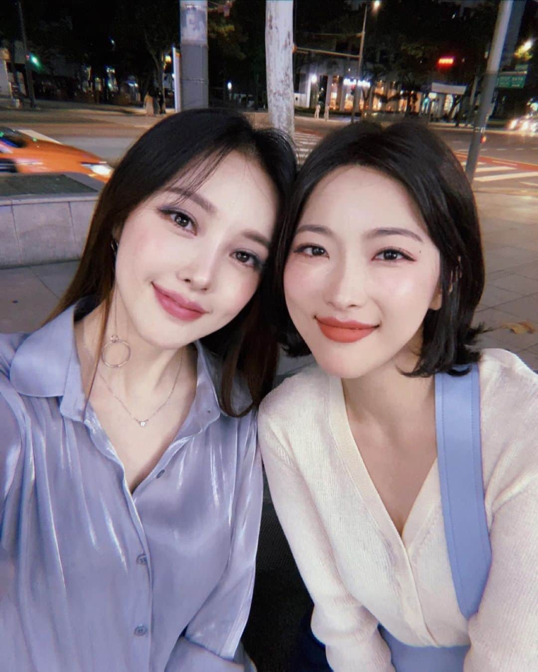 ポニーのインスタグラム：「⠀ 나에게 새벽처럼 다가와서 빛이 되었고 이제는 별이 되어 준 너를  내가 살아갈 남은 평생 내내 그리워할 거고 또 그리워할 거야 나는 너를 떠나보내지 않았고 너를 사랑하는 모든 사람도 널 놓지 않을 거야 보이지 않고 만질 수 없어도 내 마음속에 영원히 있어 또 네가 세상에 남긴 희망과 사랑들이 곳곳에 예쁘게 있어 그것들은 절대 사라지지 않을 거고, 잊히지 않을 거야 선물 빨리 뜯어보라고 그렇게 보채던 너인데 이사한 뒤에 뜯어보겠다고 아끼고 아꼈던 너의 택배  오늘에서야 뜯어보려 해 사랑해 미안해 고마워 내 동생 정주야 영원한 너의 버들강아지가 될게.」