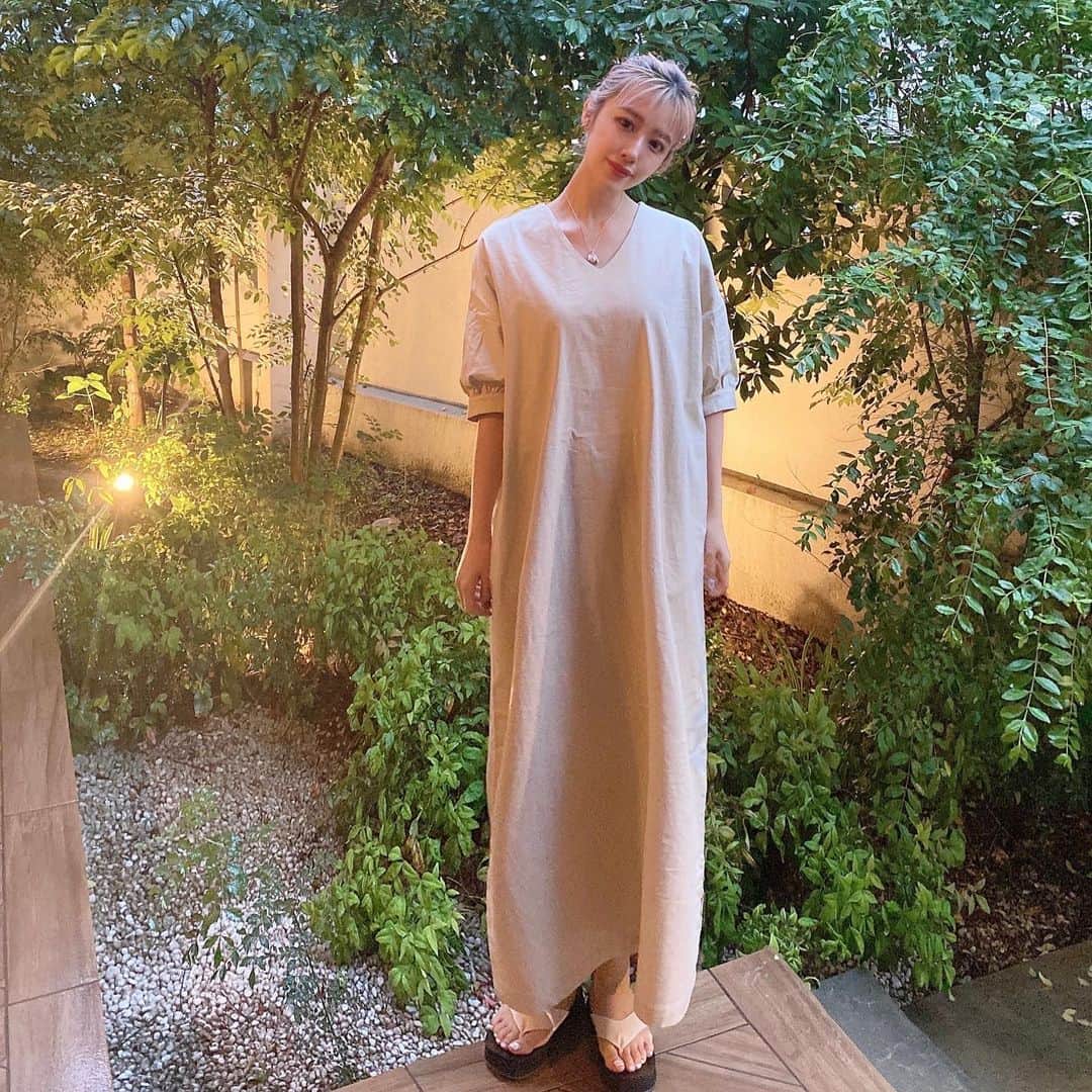 夏焼雅のインスタグラム：「おやすみ前にいつかの私。🌱  @reedit_official﻿ ワンピース：【ストレッチコットンパフスリーブVネックワンピース】﻿ 程よいパフスリーブなのでカジュアルにさらっと着こなせる一枚。🌻﻿ Ｖネックなのが大人っぽくて素敵〜♡﻿ ネックレスも映えるよね✨﻿ ﻿ そしてサンダルもリエディ👡﻿ 【厚底トングサンダル】今年はこの形をとりえず一足持っておくとコーデの旬度がぐっとアップすると思うなぁ〜♡﻿ @yukiko_kh  ﻿ jewelry @gagan.jewelry  【motee silver925】 シャンパンカラーのコットンパールってどんなお洋服にも馴染むから使いやすい✨  ﻿ #reedit #リエディ #リエディスタ#エシカルファッション #サステナブル #SDGs#2021SS #fashion #ootd ﻿#みやフク💗」