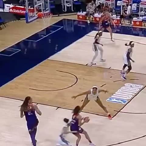 ブリトニー・グリナーのインスタグラム：「@skydigg4 with the perfect pass and boom got that thang! We gotta get one at home now! #phoenixmercury」