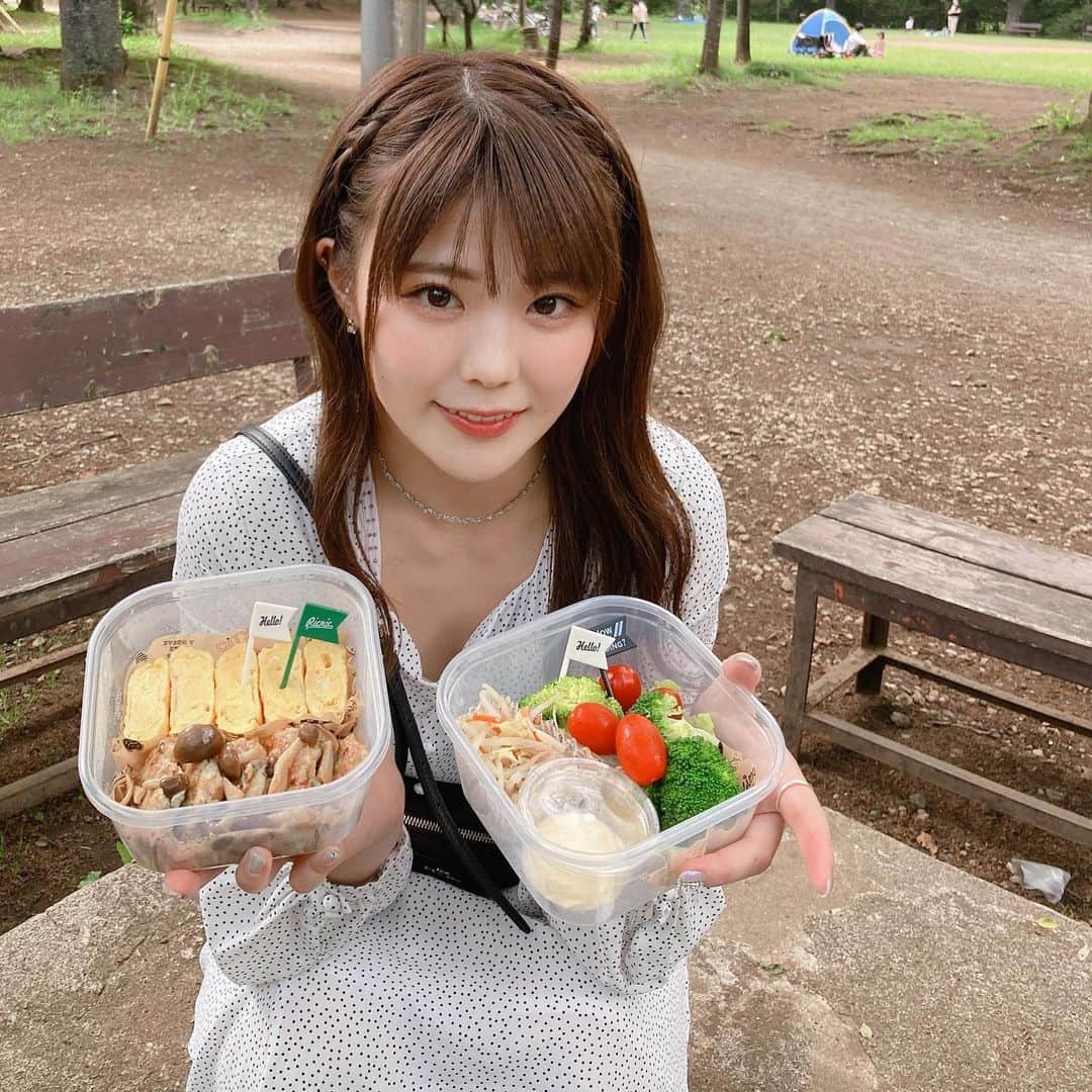 川村虹花のインスタグラム：「ピクニック🍙🥗🍴 お弁当つくったよー‪⸜‪‪‪‪‪︎👍🏻‪‪︎⸝‬‪‪ 最近の気温過ごしやすくて好き🥰！ ･ お弁当食べたい人いいね♥ ･ #ピクニック #picnic #手作りお弁当」