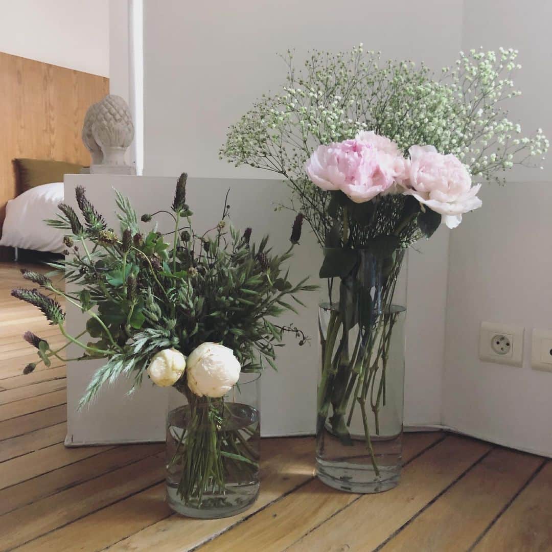 雨宮塔子さんのインスタグラム写真 - (雨宮塔子Instagram)「一回別れた後、ブーケを持って帰ってきてくれた娘😭。  先日買ったばかりのガラスの花器。枝の長いものも生けれるようにと大きめのものと、中間のものと。 それを見ていた娘はお花屋さんにあえて枝の長めのものを、とオーダーしてくれたそう🥺   Merci beaucoup, Saya ❤️」5月31日 3時38分 - amemiya.toko