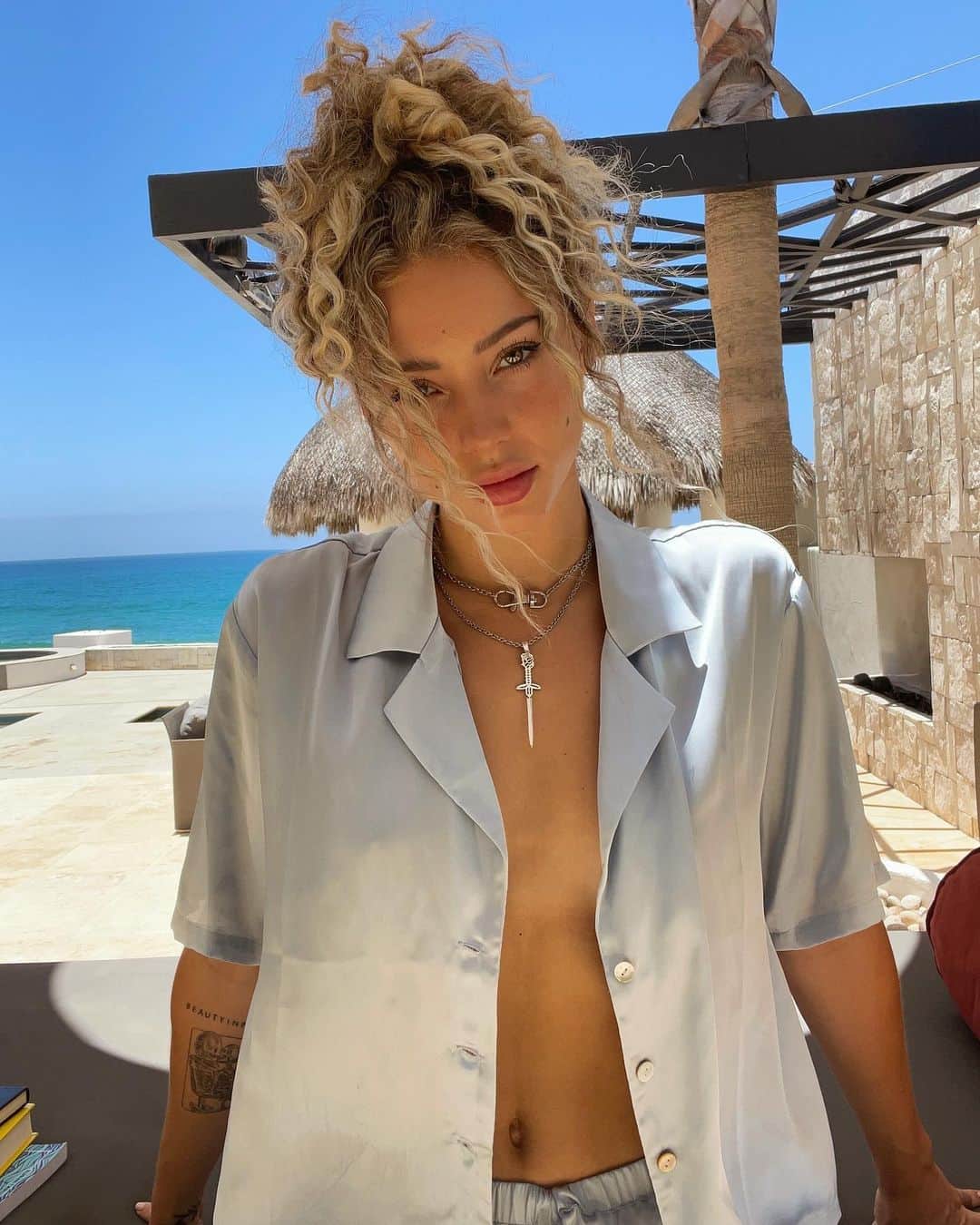 チャーリー・ジョーダンのインスタグラム：「I’m blue baby 🦋 swipe for paradise ~> @revolve」
