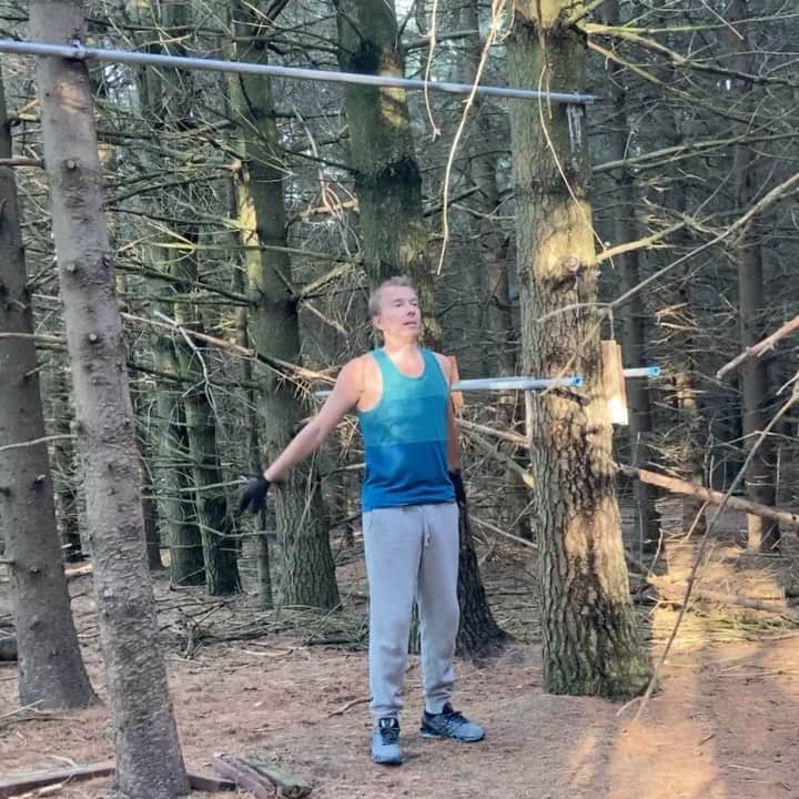 アンドレイ・ロゴジンのインスタグラム：「Getting in shape during lockdown and being creative with a forest workout 💪🌲 #forestworkout #lockdownworkout #natureworkout #getyourvaccine」