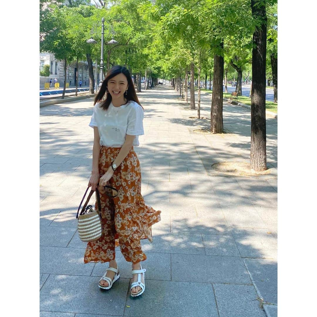 真野恵里菜さんのインスタグラム写真 - (真野恵里菜Instagram)「おはようございます🤗 マドリードはすっかり夏の空気で 今朝も朝から日差しが強いです☀️ 日の入りは21:30すぎなので お風呂入って夕飯を食べ終わっても まだ外が明るい😳 そんな生活にもだいぶ慣れたけど やっぱりまだ不思議な感じ！ . . 今月のCLASSY.ONLINEの連載で紹介したChloeのカゴバックを 先日初めて使ったので嬉しくて写真を撮ってもらいました☺️ 洋服はタグ付けしてます🏷 . . ※写真撮る時だけマスク外しました。 #いつかのコーデ」5月31日 16時10分 - erinamano_official