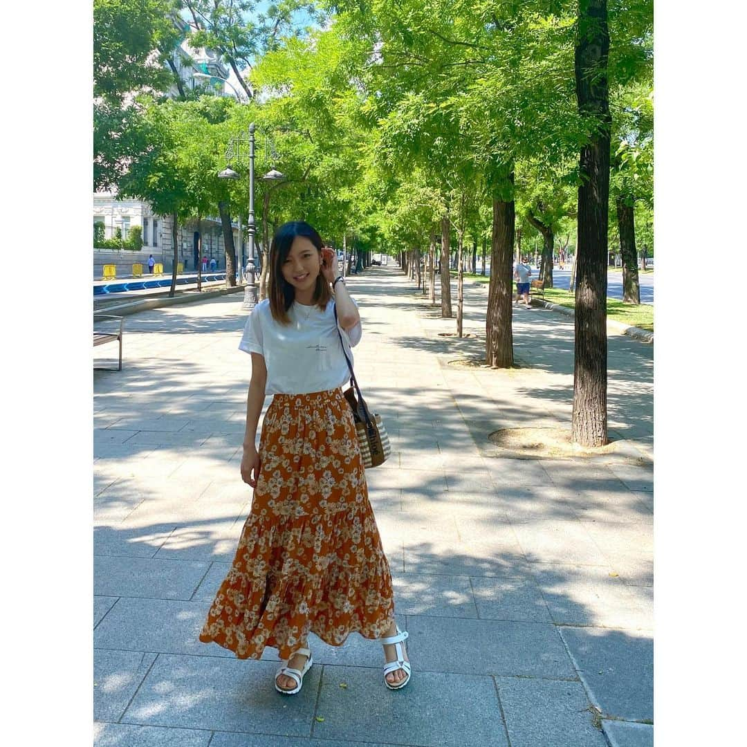 真野恵里菜さんのインスタグラム写真 - (真野恵里菜Instagram)「おはようございます🤗 マドリードはすっかり夏の空気で 今朝も朝から日差しが強いです☀️ 日の入りは21:30すぎなので お風呂入って夕飯を食べ終わっても まだ外が明るい😳 そんな生活にもだいぶ慣れたけど やっぱりまだ不思議な感じ！ . . 今月のCLASSY.ONLINEの連載で紹介したChloeのカゴバックを 先日初めて使ったので嬉しくて写真を撮ってもらいました☺️ 洋服はタグ付けしてます🏷 . . ※写真撮る時だけマスク外しました。 #いつかのコーデ」5月31日 16時10分 - erinamano_official