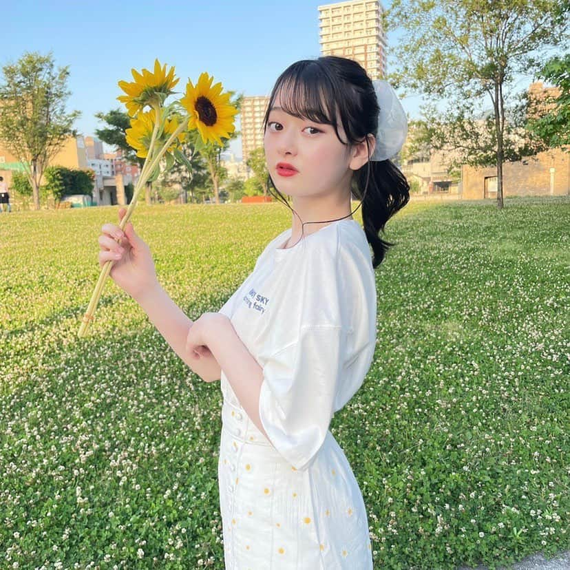 高比良由菜さんのインスタグラム写真 - (高比良由菜Instagram)「・ 今日からTikTokを始める事になりました🌻🤍 ・ TikTokは@yuna_takahira のアカウントです☺️✨ ･ 今日夜7時半に投稿予定なので 是非見てください！！ ・ #高比良由菜#ゆなな#ニコラ#nicola#ニコモ」5月31日 16時52分 - yuna_takahira_official