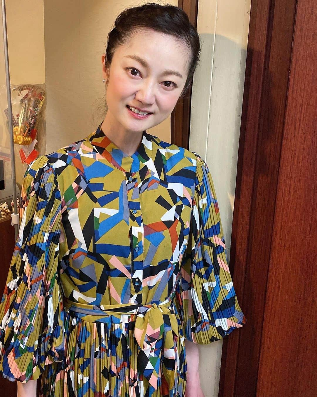 遠山景織子のインスタグラム：「今日は番組の収録でした。髪は編み込んでもらって久しぶりのおでこ出しヘアー。素敵なワンピースとパールのイアリング。今日もお疲れ様でした✨ #お疲れ様でした #お疲れ様です  #番組収録  #ヘアーメイク  #ヘアーメイクアップアーティスト  #奥川哲也 さん#編み込みアレンジ  #スタイリスト#長田さん  #遠山景織子」