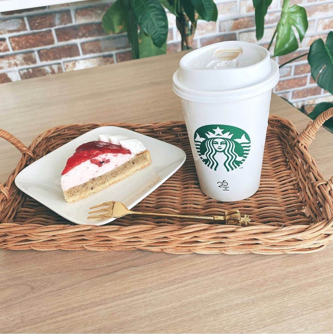 のインスタグラム：「▽ 久々のスタバ〜⑅︎◡̈︎*♡  スタバのストロベリータルト、初めて食べたけど美味しかったですﾟ.*❁ ドリンクはチャイティーラテ𖠚໊𓈒𓂂𓏸  昨日は初めて👶🏻の沐浴をしました🚿  入院中は助産師さんが、  退院後は母が毎日沐浴をしに来てくれていたので甘えてたけど、  昨日ついにトライ🏋️‍♀️  んもう怖過ぎた🤦‍♀️  身体ふにゃふにゃなのに脚力強過ぎないですか😫？  頭、取れないですか😫？  緊張感高まるデビュー戦となりました🛁  #starbucks #沐浴 #新米ママ」