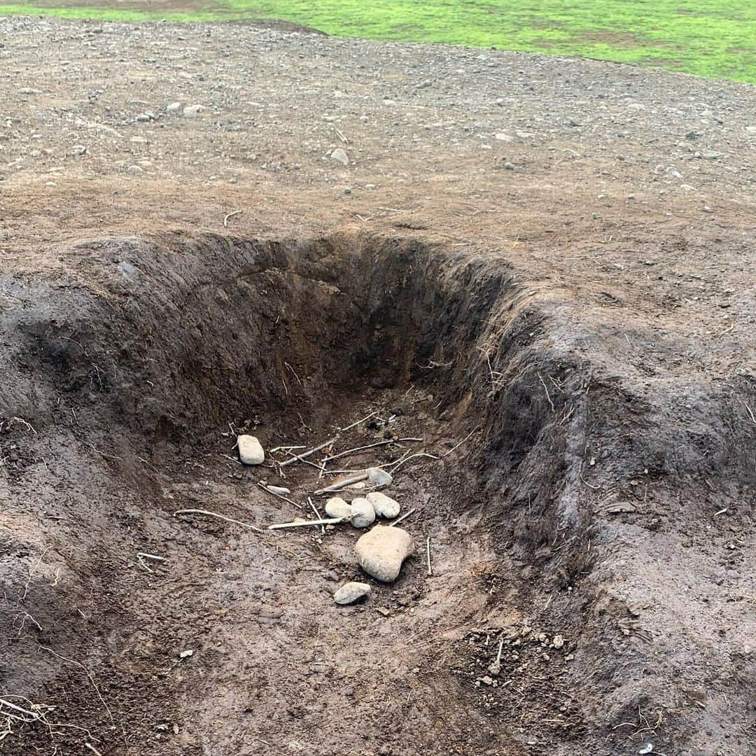 宙也さんのインスタグラム写真 - (宙也Instagram)「一昨日公園で一生懸命ひとりで穴を掘ってる女の子がいた。今日行ったら。秘密の石。」5月31日 17時32分 - chuya_aquarius