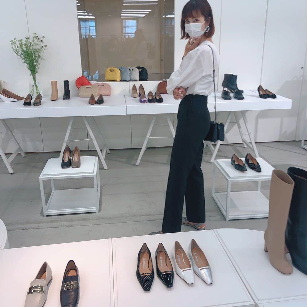 安田美沙子さんのインスタグラム写真 - (安田美沙子Instagram)「なんだかバタバタ。 1日更新が空きましたが、この前お邪魔した展示会🤍 かわいい靴たちに、テンションが上がりました❤️ 今はドットの気分。 洋服もドットが欲しいなーなんて考えてたら、靴のドット👠 しかもぺたんこ。キュン🤍  デニムに合わせて早く履きたいっ☺️✨ . . . @pellico_japan  #dots #cute #lovely  #shoes #exbitch #happy」5月31日 9時21分 - yasuda_misako