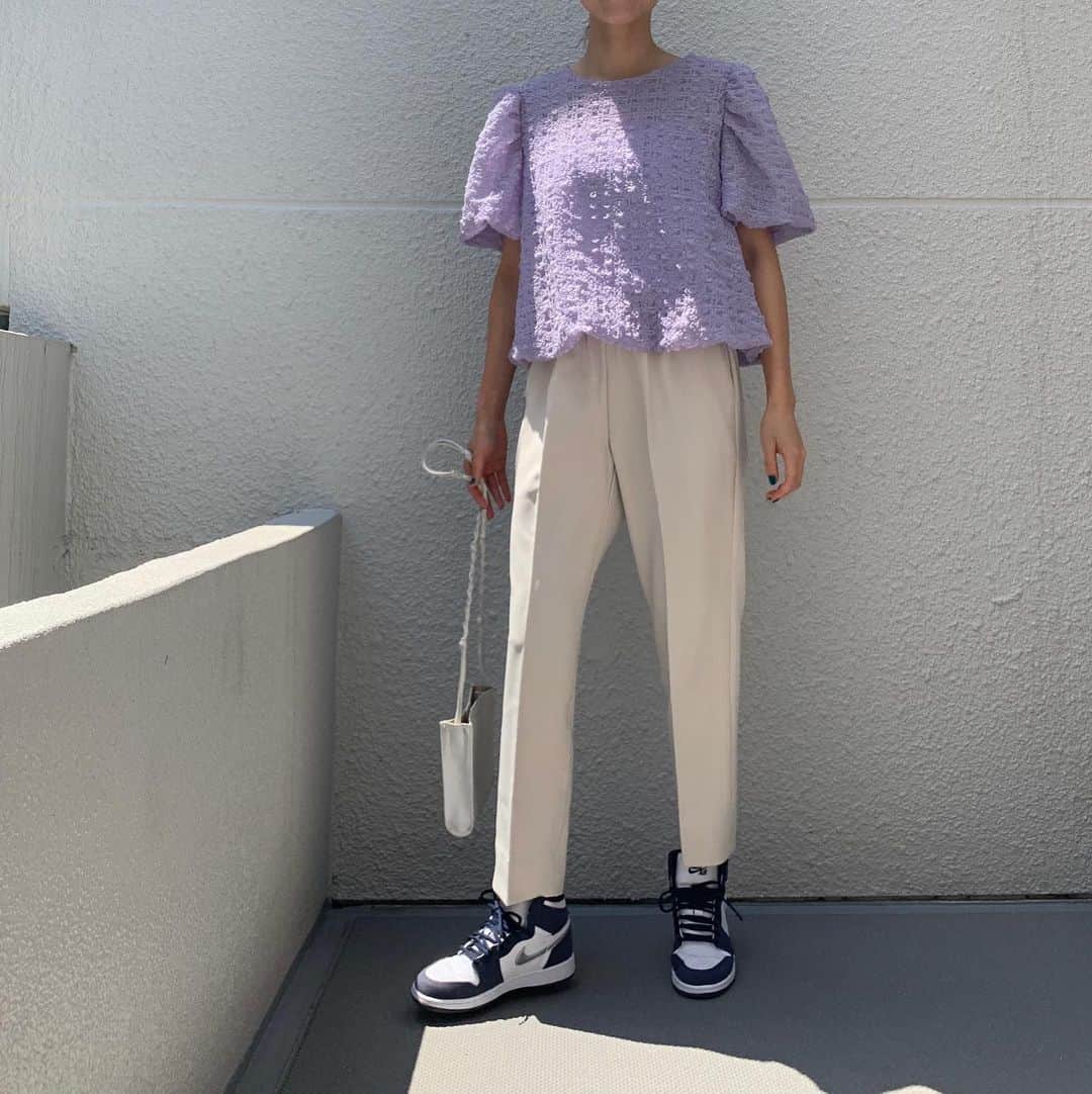 のインスタグラム：「昨日ストーリーに載せたtopsはもうすぐ発売する新作です💜 DM下さった方々有難うございます😊 凸凹した生地が可愛く、軽量なのでとても涼しく着て頂けます✨✨ ボトムスはテーパードパンツ！ Mサイズがようやく届いたので早速毎日のように履いています♡ 私は165cmあるのでMサイズの丈がぴったり！ ラインが綺麗で着心地抜群なのでデイリーに公園でも大活躍✌️ #fashion#mamafashion #bowa#ボウエー #nike#jordan1」