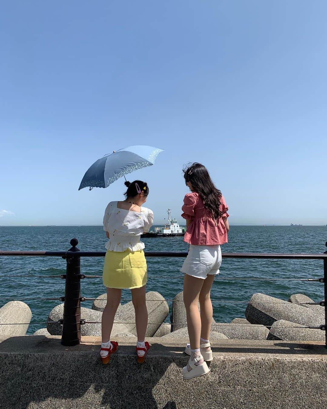 宮丸くるみのインスタグラム：「rainmelody オフショット(*¨*)  つっきーと海岸にきた虫をキャーキャー言いながらも覗いて見てる時ww  ・ ・ ・  #リリバリ #lilyofthevalley #アイドル #idol #18歳 #ロングヘア #巻き髪 #黒髪 #全身 #mv #オフショット #海 #海岸 #景色」
