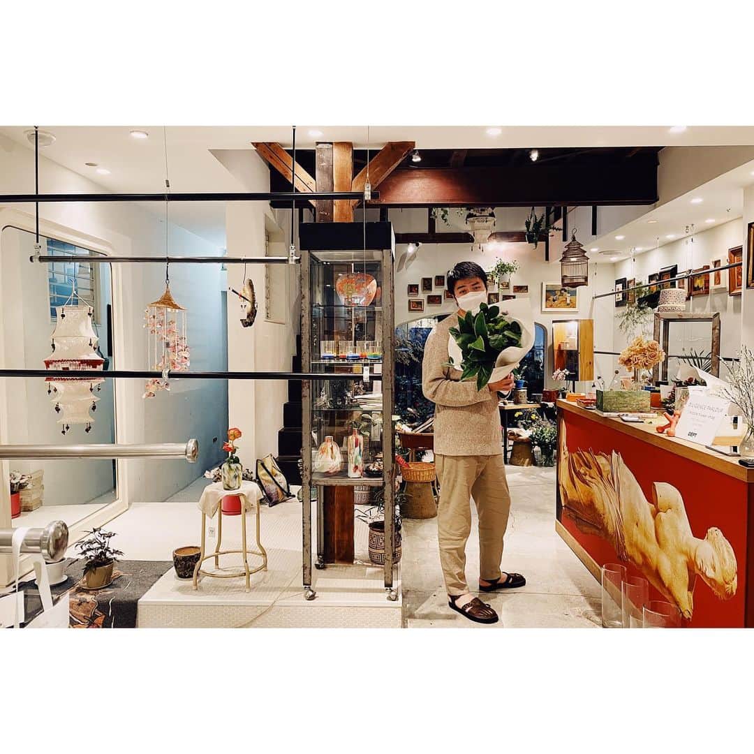 eriさんのインスタグラム写真 - (eriInstagram)「コロナで中目の店 @d_e_p_t 閉め続けて一年以上が過ぎようとしてるなか、ちぴくん @ochiyasutaka たちがお花屋さんをやってくれてて、それがすごく良い。 うちの店は花屋の方が合ってるんじゃ〜というくらいマッチしてて 古い建物と 変な什器と DONADONA @donadona_tokyo の雑貨たちもあいまって すんごい変可愛い花屋さん。  @diligenceparlour」5月31日 10時15分 - e_r_i_e_r_i