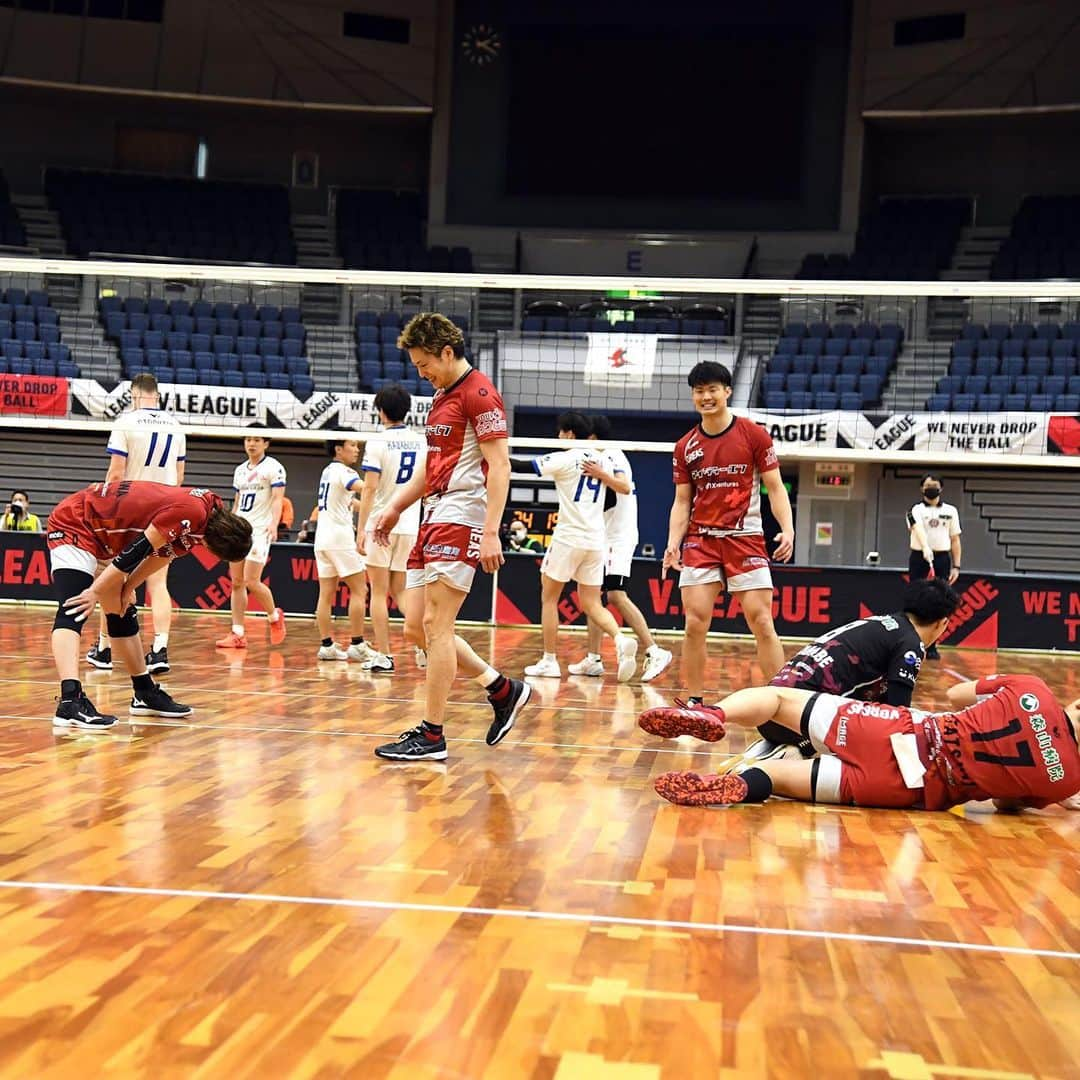 越川優さんのインスタグラム写真 - (越川優Instagram)「昨日、2020-21シーズン報告会を、緊急事態宣言中の為、オンラインにて、パートナーの皆さま、サポーターの皆さま、メディアの皆さまに向け、実施させて頂きました。  参加された皆さま、映像・音声に不具合があった場面も何度かあったかと思います。 失礼致しました。 引き続き、どんな形であれ、皆様に満足していただけるものを、組織として作り上げれるようにしていかなければないないと感じました。  先日、チームより発表がありました様に、7名の選手の退団が決まっており、それぞれが次のステージへと進みます。  個人的には、1シーズンでしたが、このメンバーで戦って来れたことは、新たな人生の1ページとして、刻まれました。 退団メンバーは、創部当初からのメンバーも多く、今のヴォレアスの土台を作り上げてきてくれました。 彼らがいなければ、今のヴォレアスはありません。 最大の敬意を表し、次の舞台での活躍を応援したいと思います。 みんな、ありがとう！  そして次に、昨日の会中でも報告されましたが、 本日5/31に持って、ヴォレアス北海道との契約が「一度」切れます。（1年契約だったので。）  明日、Vリーグにおける、移籍希望選手公示リストに載ります。  ヴォレアスを含む、越川優に興味を持ってくださるチームと、しっかりと話をし、来シーズンの行方を決めたいと思っています。  ＊移籍希望選手公示リストとは、Vリーグのルールにより、このリストに載らなければ、他のチームとオファー以前に、（移籍についての）接触すら認められていません。  ヴォレアス北海道を含め、自分が活きる場所、自分が必要とされている場所を見極めたいと思います。  いつになるかわかりませんが、皆さまにしっかりをご報告できる日を、僕自身も楽しみにしたいと思っております。  まずは、2020-21シーズン、沢山のサポート、応援ありがとうございました🙇‍♂️  最後になりましたが、まだまだ続いています、新型コロナ感染症。 みんなで打ち勝てる様、しっかりと闘い、受入れて頑張りましょう！  ヴォレアス北海道 #0 越川 優」5月31日 10時28分 - yu_koshikawa