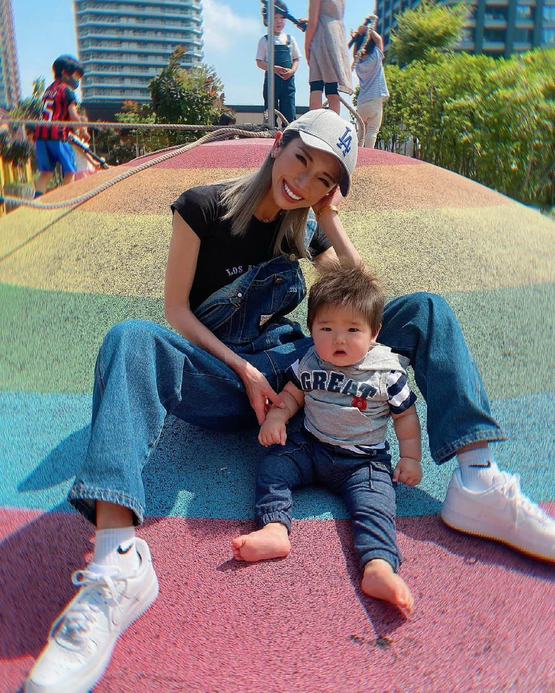 角田麻央さんのインスタグラム写真 - (角田麻央Instagram)「📸 0歳ラスト2ショットであろう写真👩‍👦🌈 息子よ、たくさん写真撮ってくれてありがとう💜 私の着てるオーバーオールは @ladiesfashion.kandk ✔️ 動きやすい服にかぎる✌🏼CAPは旦那はんからの🎁🔥 #kandk_style #newera #ralphlauren #nike  #ママコーデ #ママファッション #オーバーオール」5月31日 10時28分 - maotsunoda888