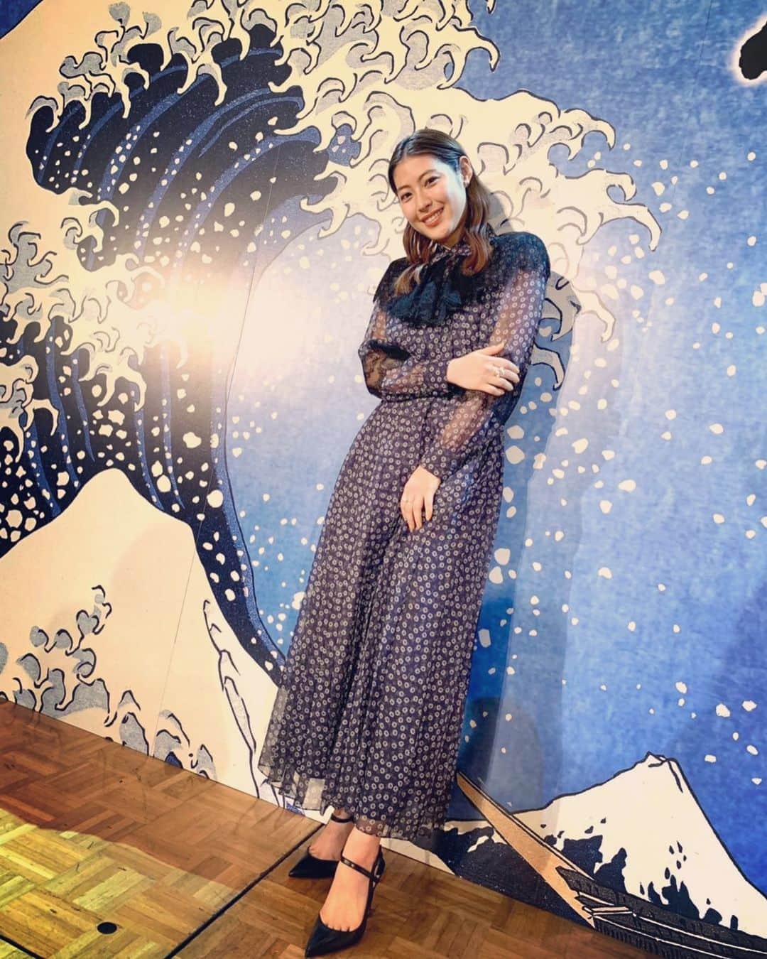 瀧本美織のインスタグラム：「🌊 映画「HOKUSAI」  earrhgng&💍 @tasaki_intl  👠 @louboutinworld    #映画  #hokusai   #北斎  #北斎ブルー  #blue  #波  #公開中  #今この国に必要なのはいい波だ」