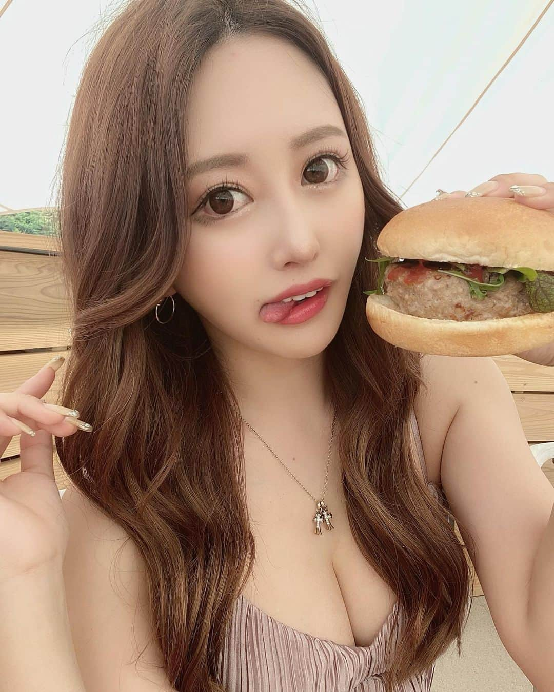 SHIHOさんのインスタグラム写真 - (SHIHOInstagram)「. . 朝ごはんのハンバーガー🍔♡ 美味しすぎた💗💗💗💗 . . グランピング🥗💗 . 自然の中でハンバーグ焼いて パンに挟んで食べたの🥺！！！ . . . 茨城にある @fineglamping 🤍🍔 . また詳しくレポするね！ . . . #グランピング #グランピングキャンプ #グランピング女子会 #グランピングリゾート #fineglamping #茨城グランピング #ファイングランピング #ファイングランピング茨城ひたちなか #茨城観光 #茨城グルメ」5月31日 11時51分 - cham_pipi