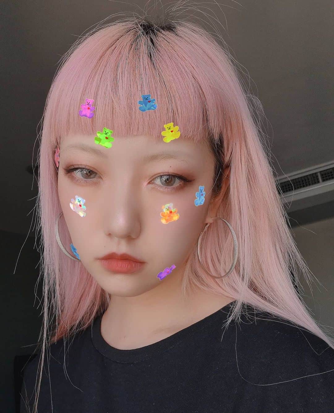 小林レイミのインスタグラム：「🙂🖤🖤🖤 #ねむい #くま #ピンク #🧸 #☁️ #🍬」