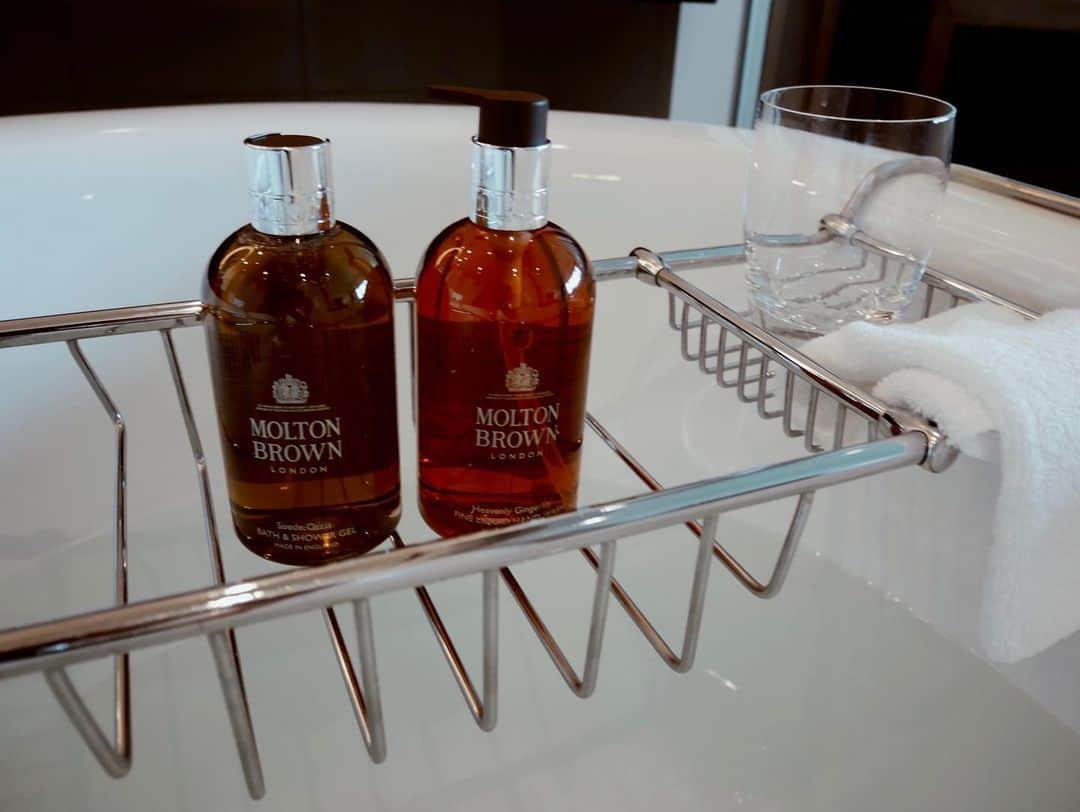 宮本沙恵のインスタグラム：「MOLTON BROWN🧼 . 友達へのプレゼントにも購入する大好きなMOLTONBROWN。 . シャワージェルは甘さ控えめかっこいい系の香り(分かるかな？🤣)スエードオリス . ハンドソープはエキゾチックな香りのジンジャーリリーです🖤 #moltonbrown」