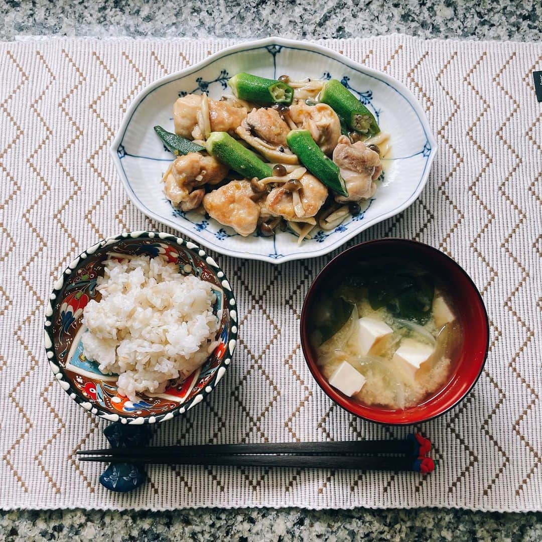 多岐川華子さんのインスタグラム写真 - (多岐川華子Instagram)「お昼ごはーん。  +鶏肉とオクラしめじの柚子胡椒炒め +もち麦ご飯 +お味噌汁(豆腐、玉ねぎ、わかめ、生姜)  先日、妊娠中に便秘になってしまったという友人から相談を受け。不溶性食物繊維を多く摂っているようだったので、水溶性の食物繊維の方を多めに摂ってみてと話してみました💁‍♀️  どちらかだけでもダメでバランスは大切なんだけど 今日の私のメニューで言うと 水溶性食物繊維 →わかめ、オクラ 不溶性食物繊維 →しめじ という感じです✨  それに善玉菌を増やしてくれるお味噌(汁) 善玉菌のエサになってくれる玉ねぎ  自然と腸活ご飯になってました😊 . . #food#lunch#cooking#instafood#foodstagram#cookingram#おうちごはん#昼ごはん#鶏肉#料理#手料理#栄養ごはん#健康飯#美容飯#食物繊維#食の大切さ#腸活#腸活ごはん#美腸プランナー#はなこ飯」5月31日 12時05分 - hanako__official