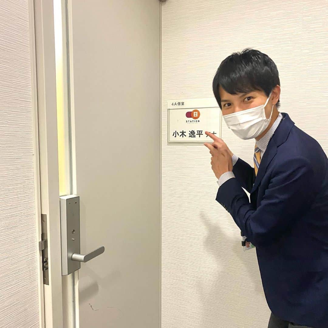 佐々木一真のインスタグラム：「3コマ漫画です😂 今週もよろしくお願いします！  #サンステ #放送終わり の #小木さん  #小木逸平 アナ #サンデーステーション  #テレビ朝日 #テレ朝 #テレビ朝日アナウンサー #アナウンサー #佐々木一真」