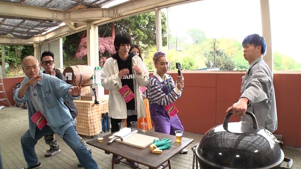 那須川天心のインスタグラム：「本日8時からTBSテレビ アクター&リアクター 過去1楽しかったし、辛かったロケでした😂 ドッキリ30連発.... 1枚目の写真とかツッコミどころ多すぎでしょ笑 あまり見て欲しくないけど見てください笑😂 #アクター&リアクター #しらかわらーめん  #2枚目の写真もヤバい」