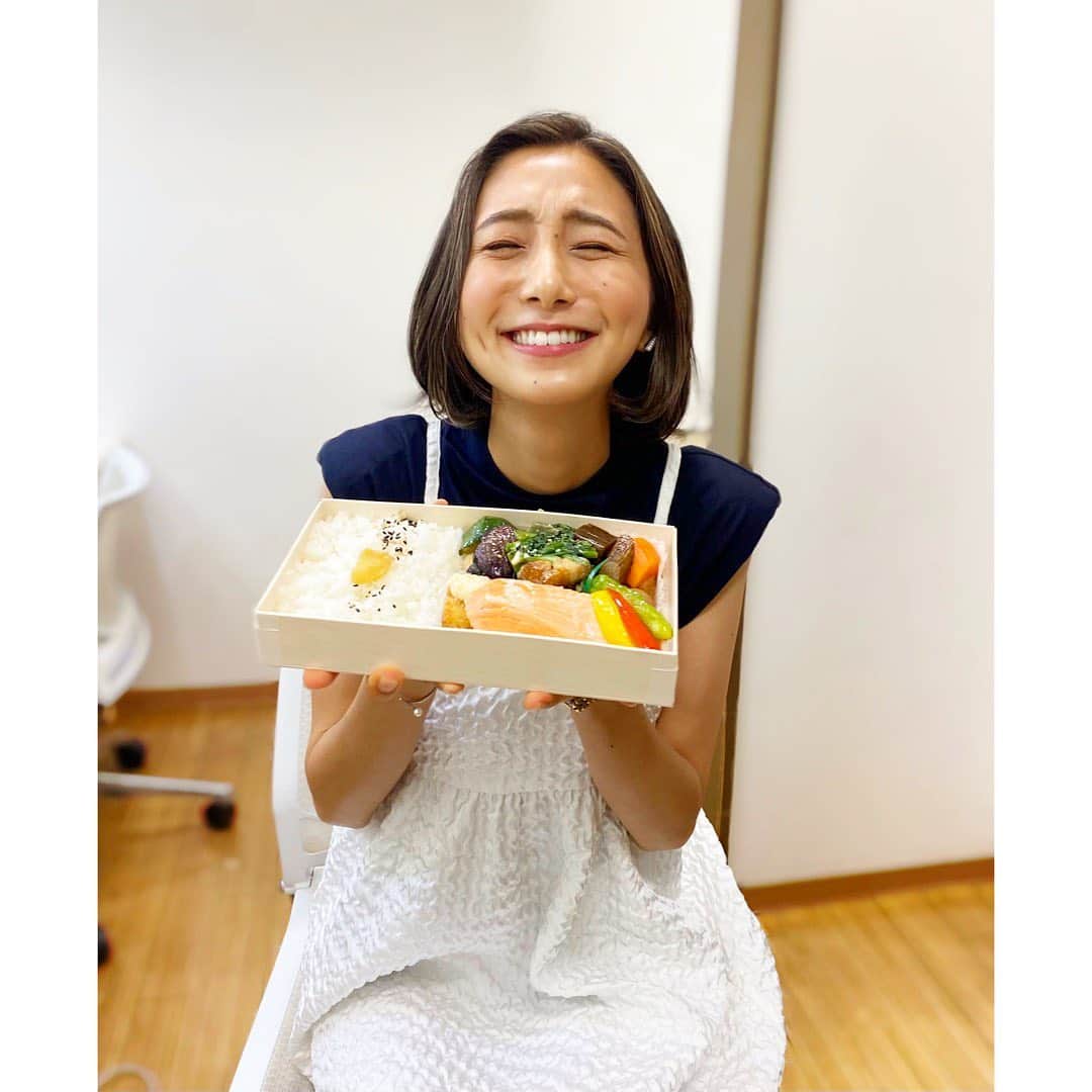 近藤夏子さんのインスタグラム写真 - (近藤夏子Instagram)「.   月曜日、お疲れ様でした☺️💛 今週も頑張っていきましょう！！！ 　 私の元気の源は食べる事！なのですが このあいだの収録時のお弁当が 大好きな#ちとせ さんのもので  嬉しすぎてキャスター付きの椅子で くるくる回っていたところを スタイリストさんが写真を撮ってくれました😆🤍笑 　 　 始まる前にたらふく食べてエネルギー満タンにして でも収録終わるとお腹ペコペコになってるので また食べちゃう日々を過ごしております🍟笑 　 　 食べるの大好き🤤❤️笑 　 　 #見てたらお腹すいてきた #今週もがんばりましょう」5月31日 17時47分 - kondokako0804
