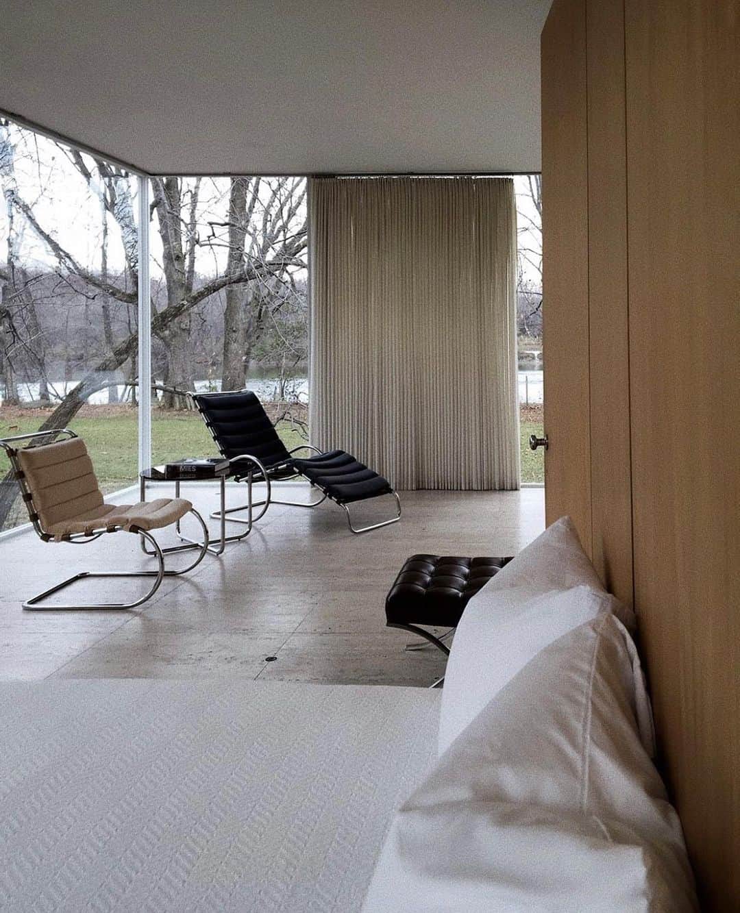 エリーローズさんのインスタグラム写真 - (エリーローズInstagram)「自然と一体になるファンズワース。アメリカのイリノイ州に佇む週末邸。素敵すぎる建築とインテリア。 こんな別荘ほしい。 Farnsworth House by Ludwig Mies van der Rohe. #inspiration #interiordesign」5月31日 17時48分 - ellirose